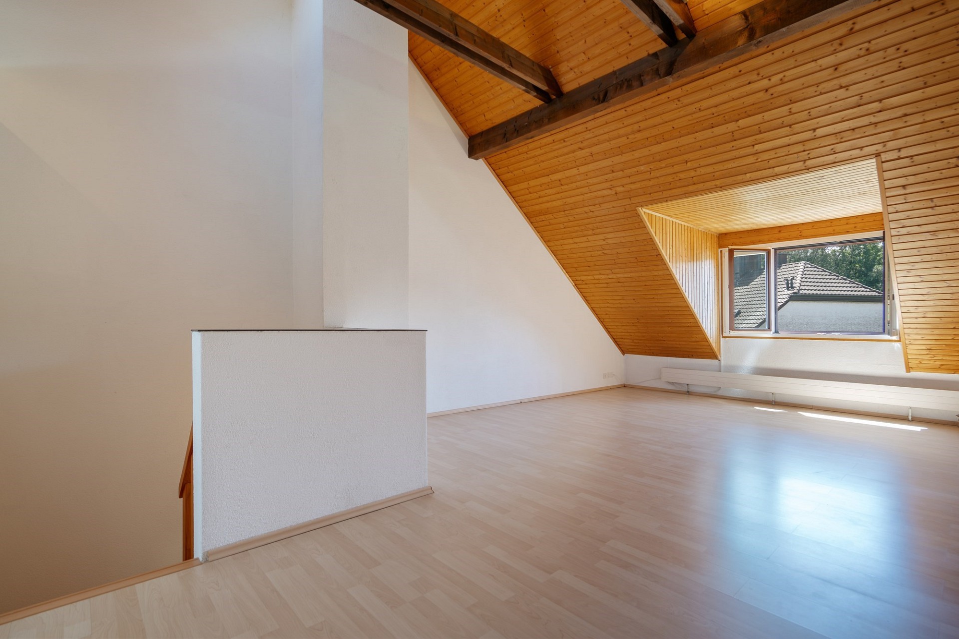 Ausgebauter Dachraum mit sichtbarer Holzdecke