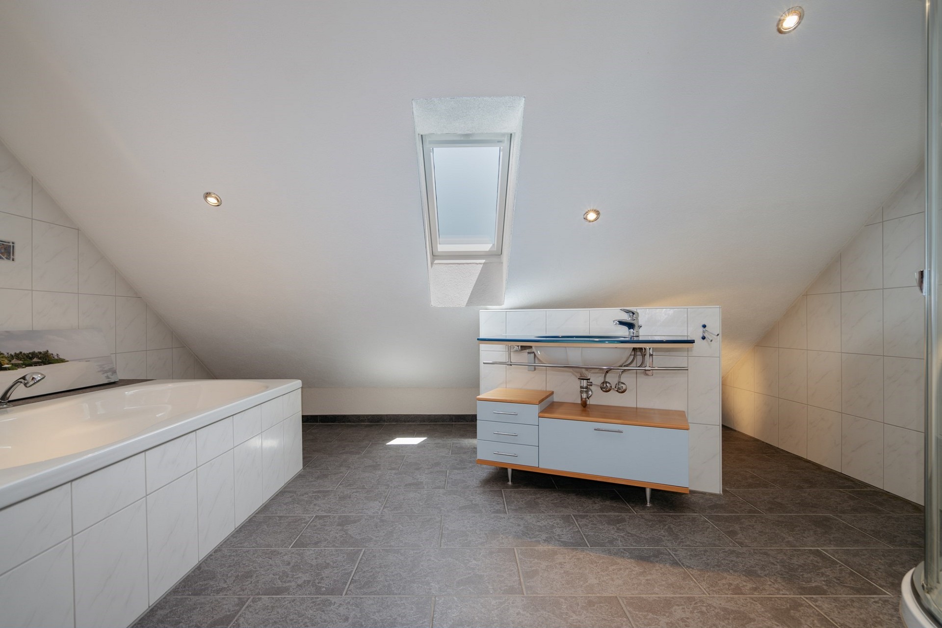 Ausgebautes Badezimmer im Dachgeschoss