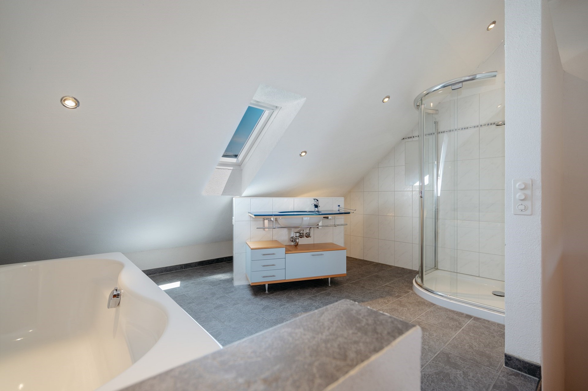 Hell ausgebautes Dachbad mit Dusche und Badewanne