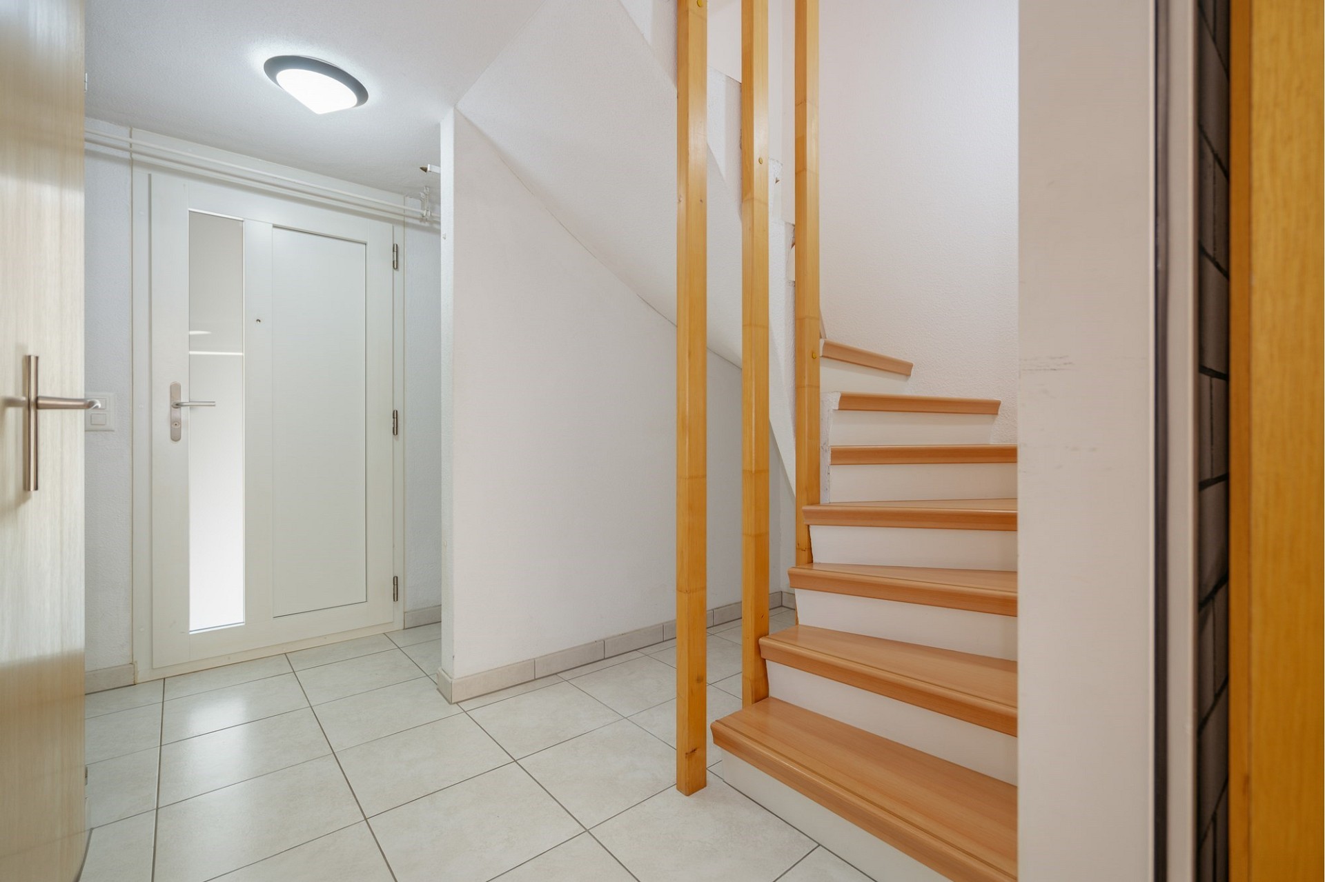 Helle Diele mit Treppe