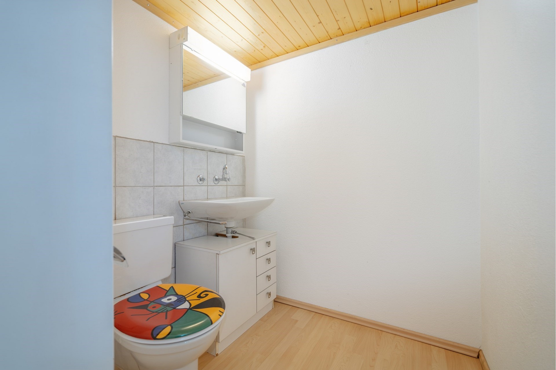 Kleines Badezimmer mit Dachschräge und Kinder-WC-Sitz