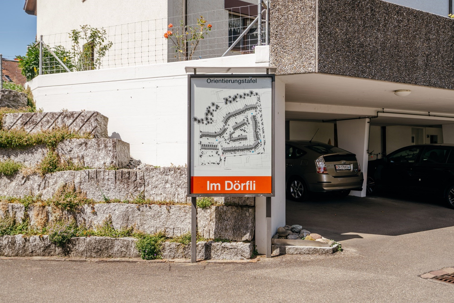 Garageneinfahrt mit Orientierungstafel