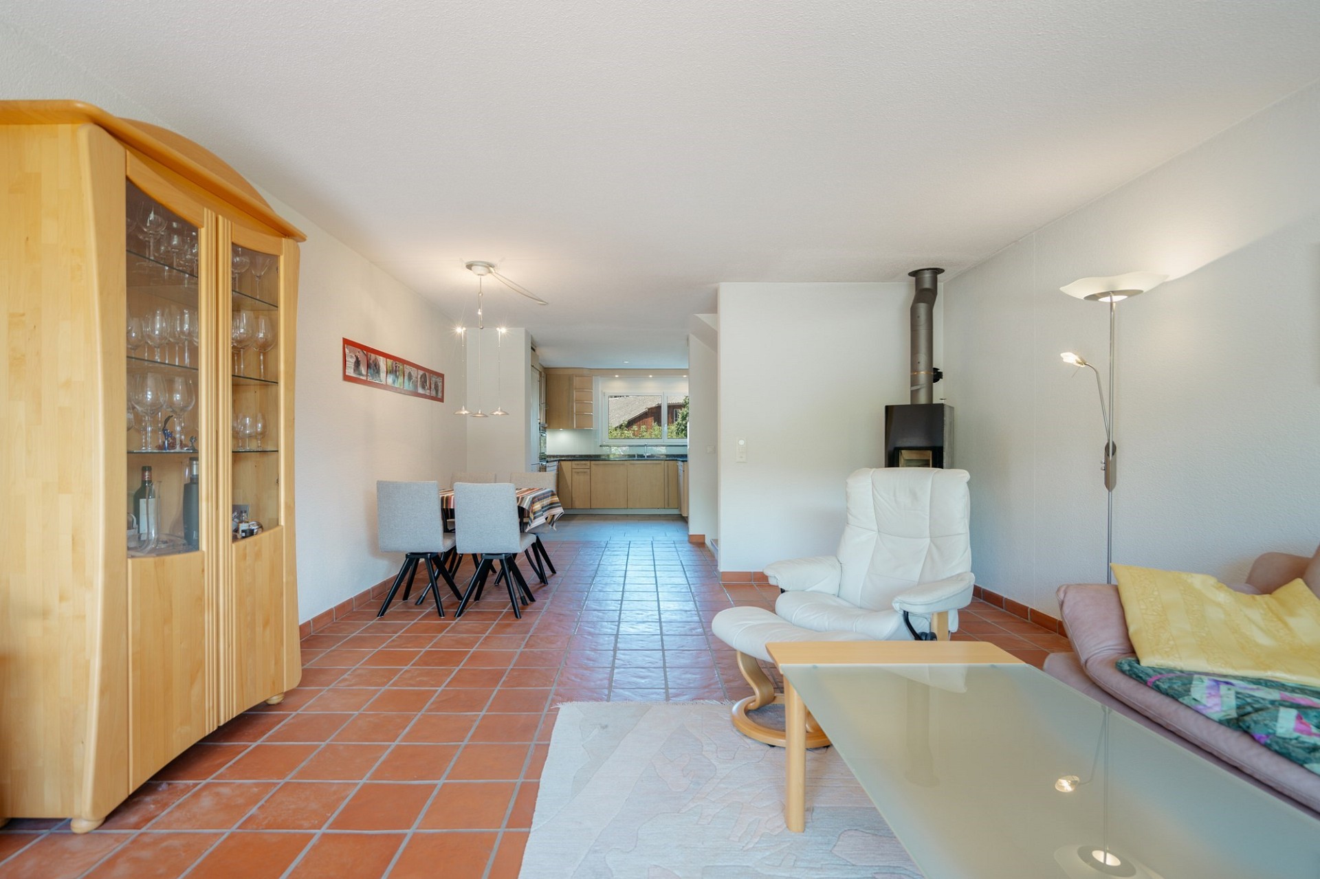 Wohnzimmer mit Essbereich und Kamin