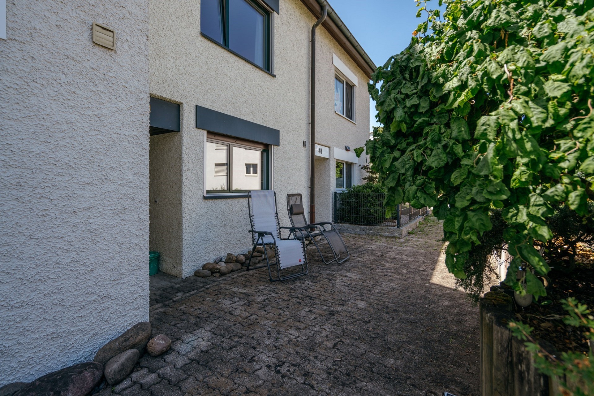 Außenansicht eines Wohnhauses mit Sitzbereich