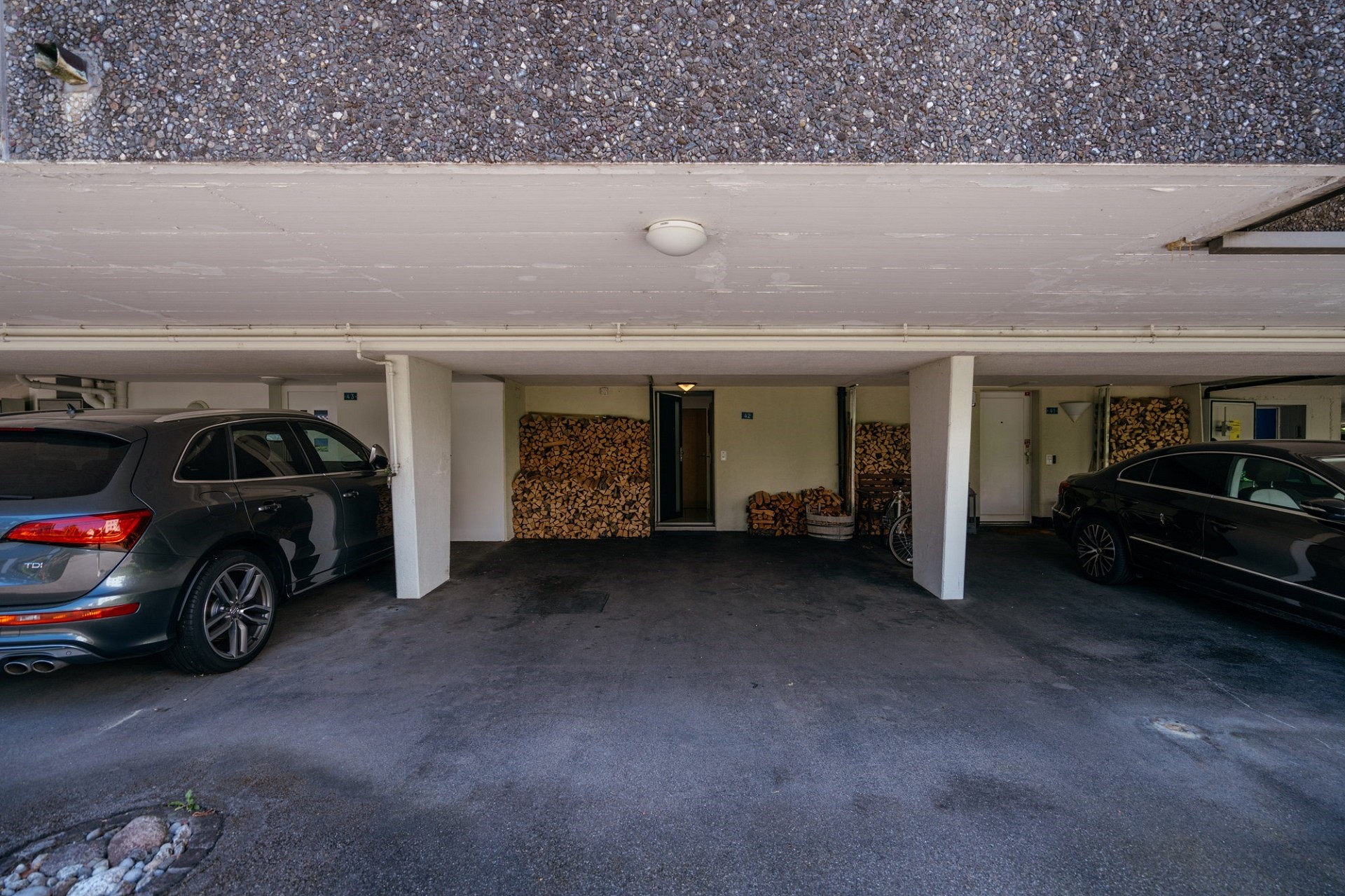 Überdachter Parkplatz mit Garage