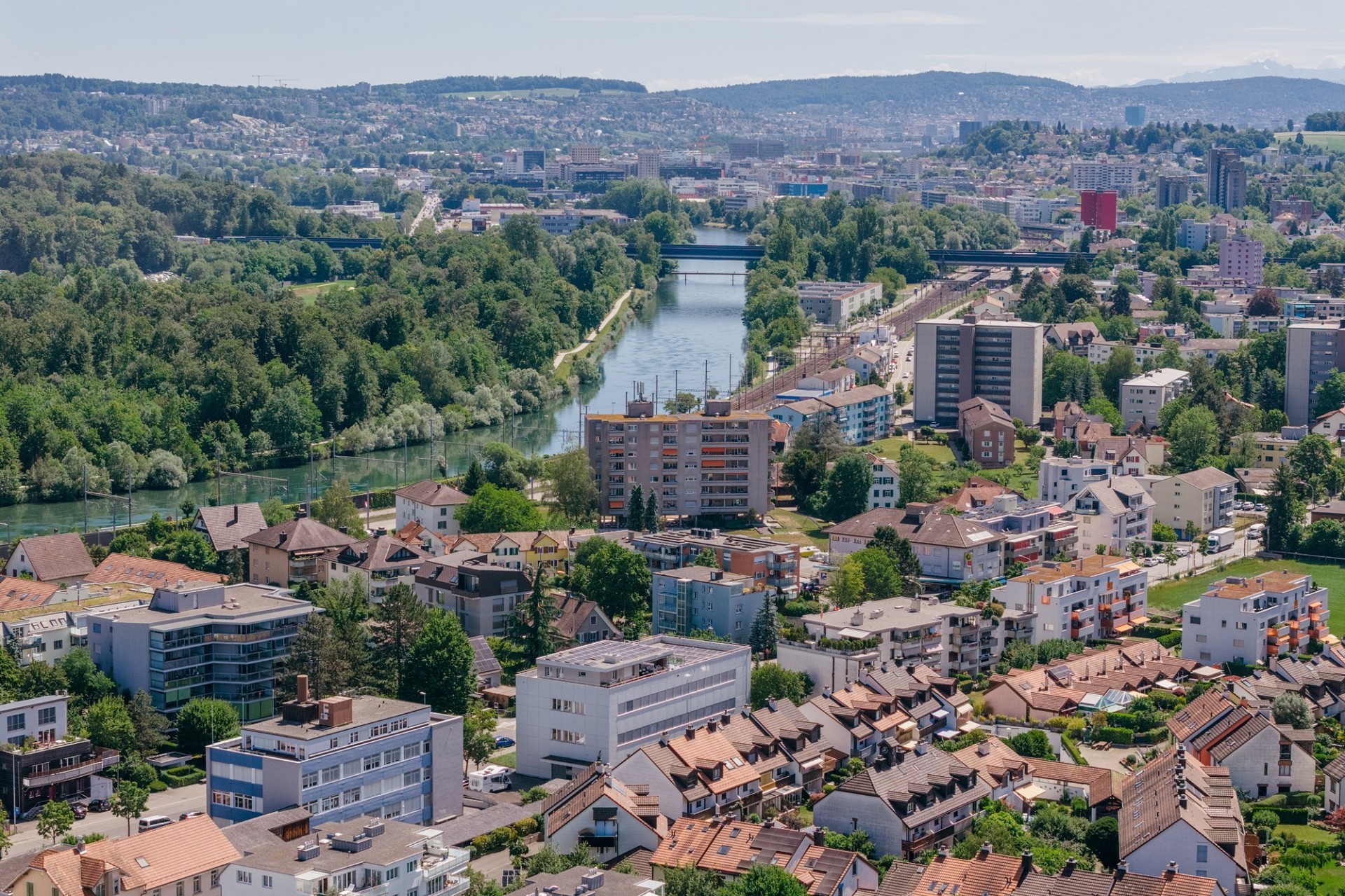 Luftaufnahme einer Stadt am Fluss