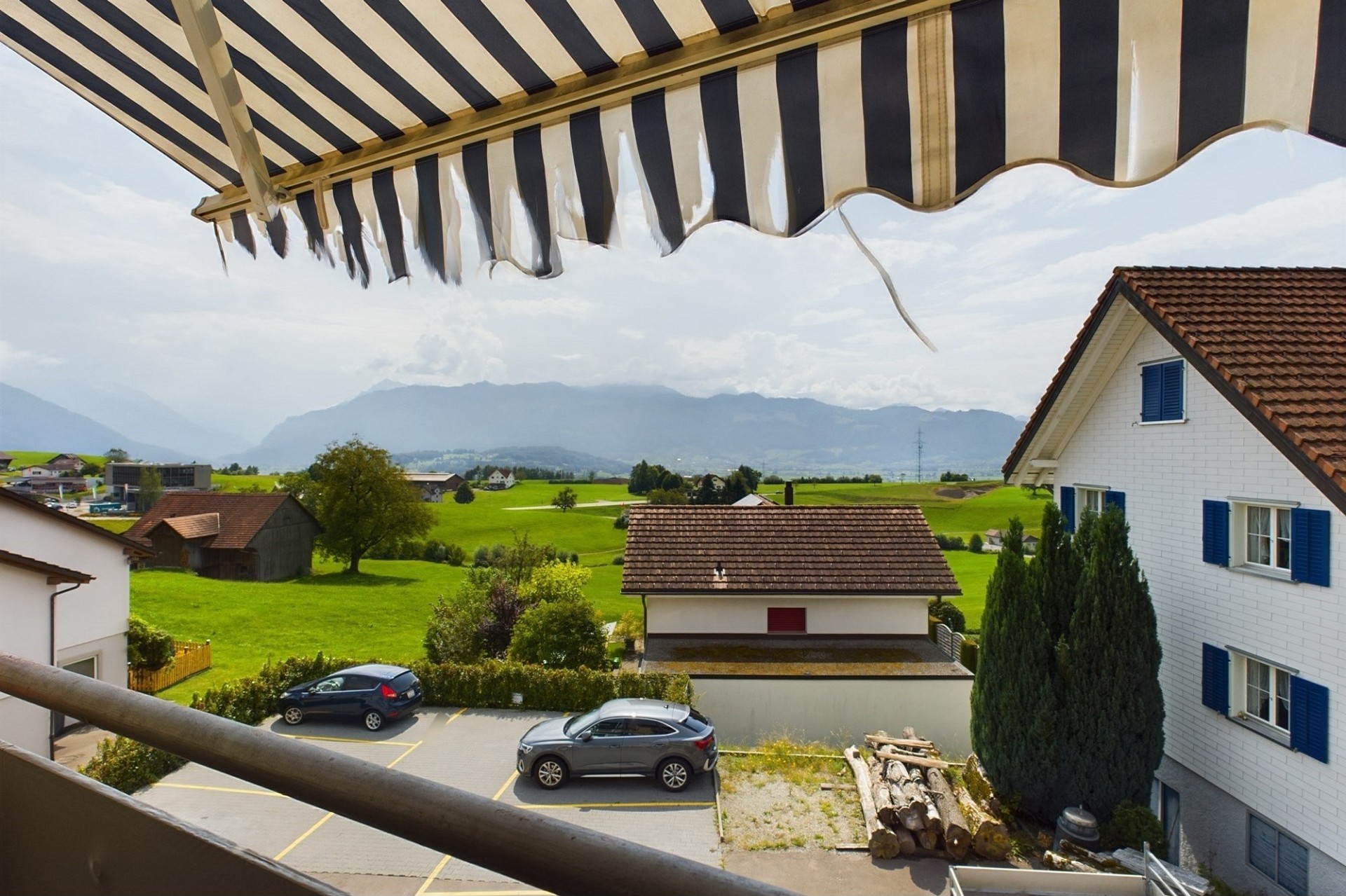 Bergblick von einem Balkon mit Markise