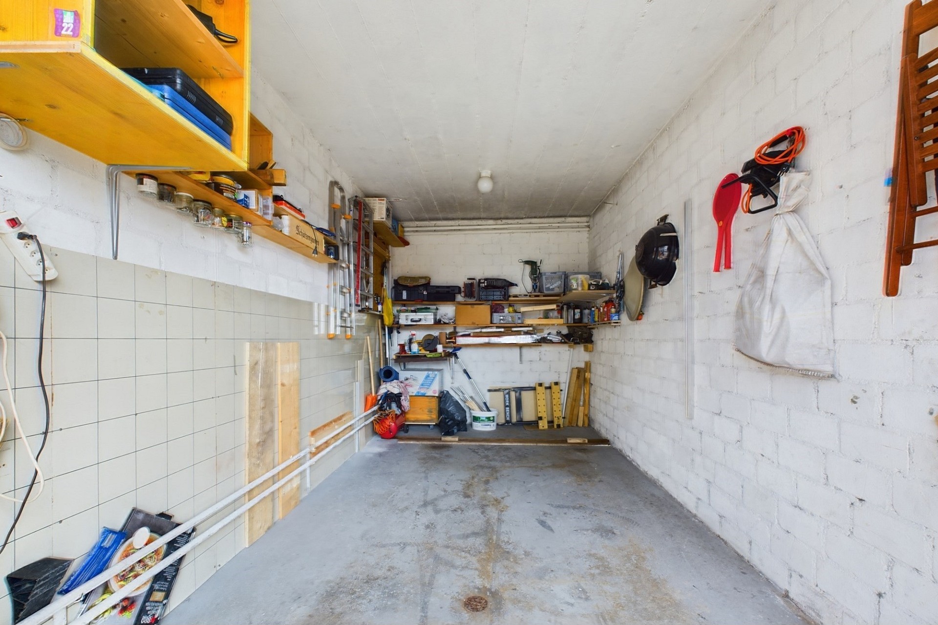 Garage mit Werkstattregalen