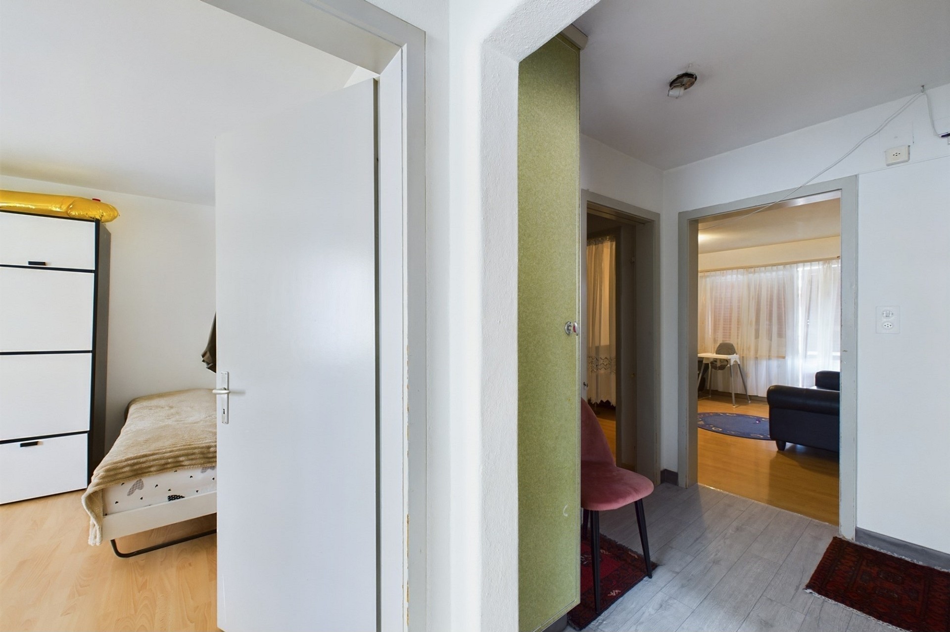 Wohnungsflur mit Blick in Schlafzimmer und Wohnzimmer