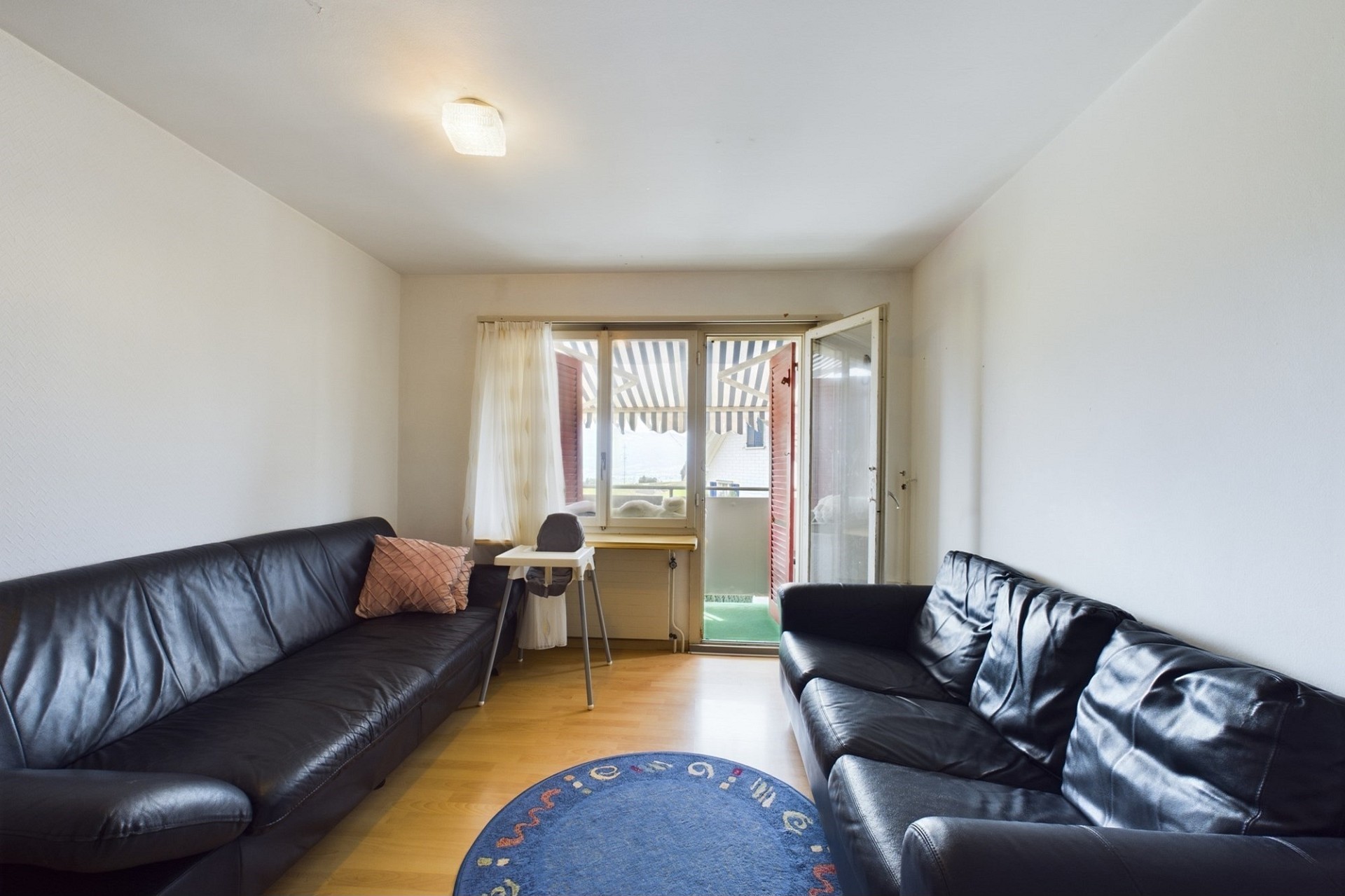 Kleines Wohnzimmer mit Balkonzugang