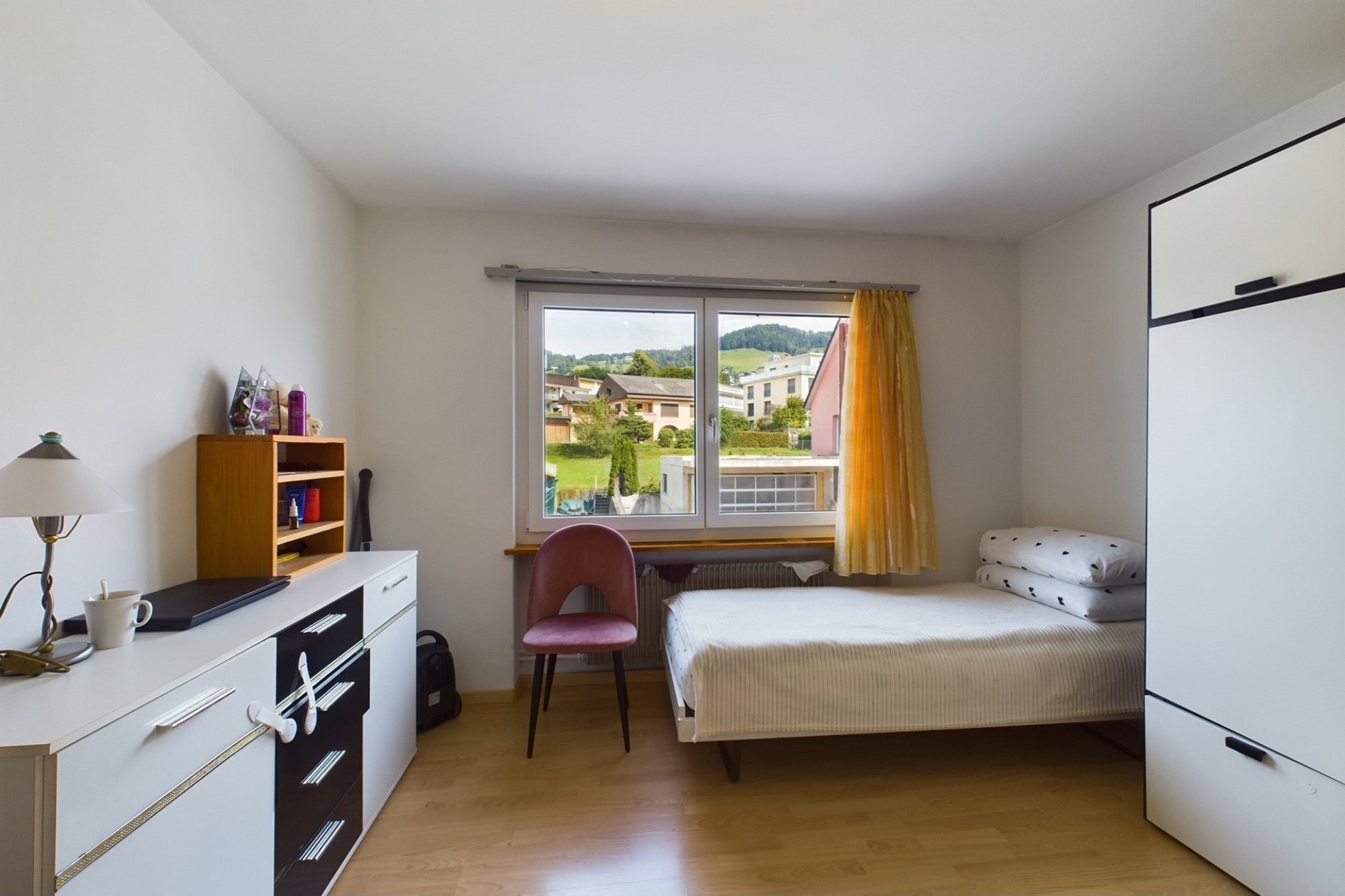 Helles Schlafzimmer mit Blick ins Grüne