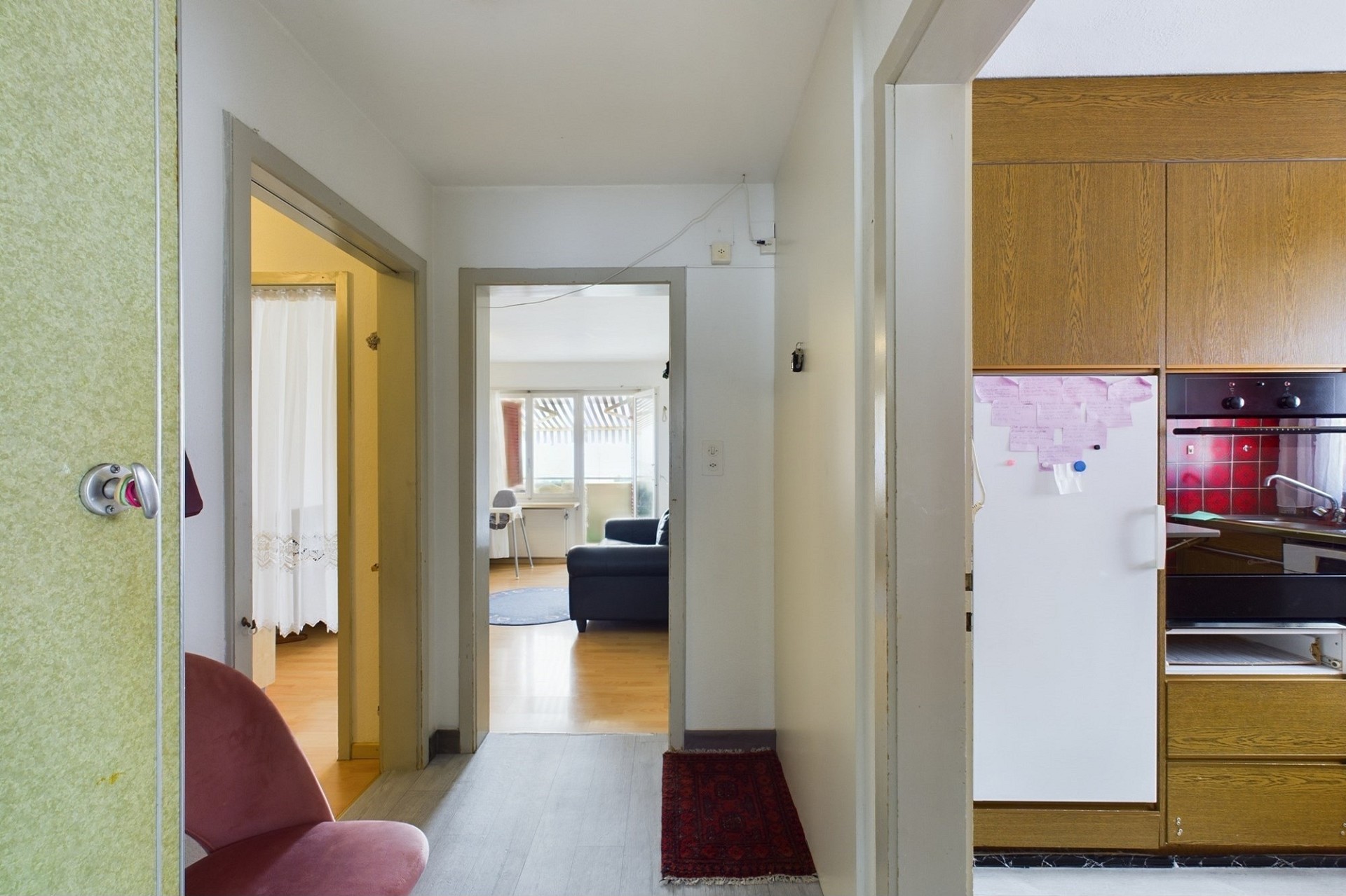 Flur mit Blick in Wohnzimmer und Küche