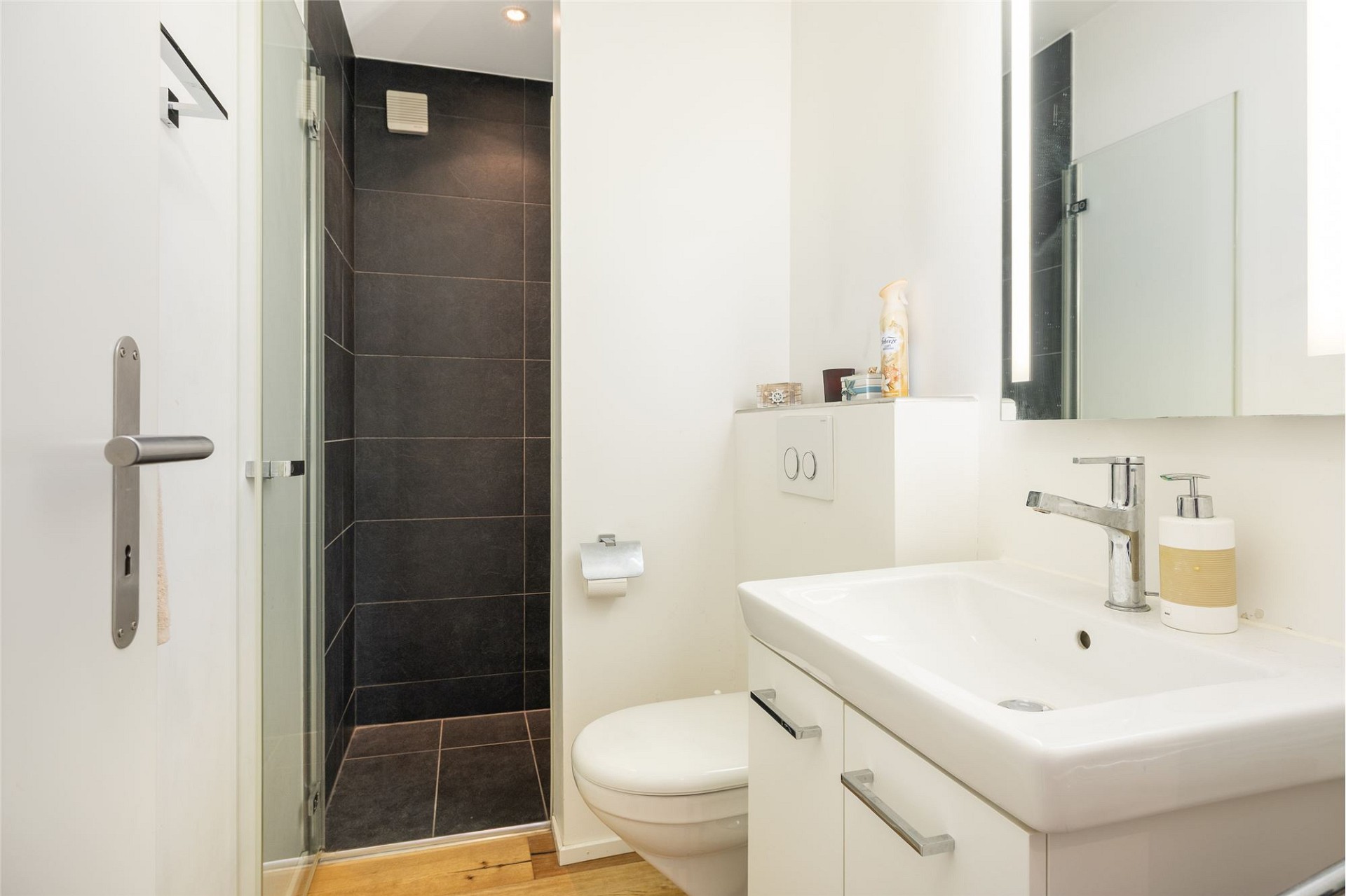 Modernes Badezimmer mit Dusche und Waschtisch