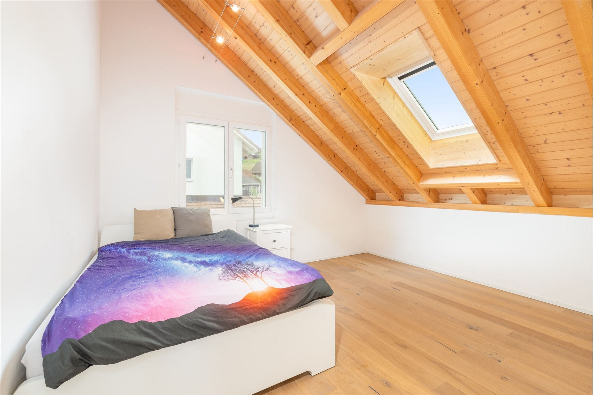 Helles Dachgeschoss-Schlafzimmer