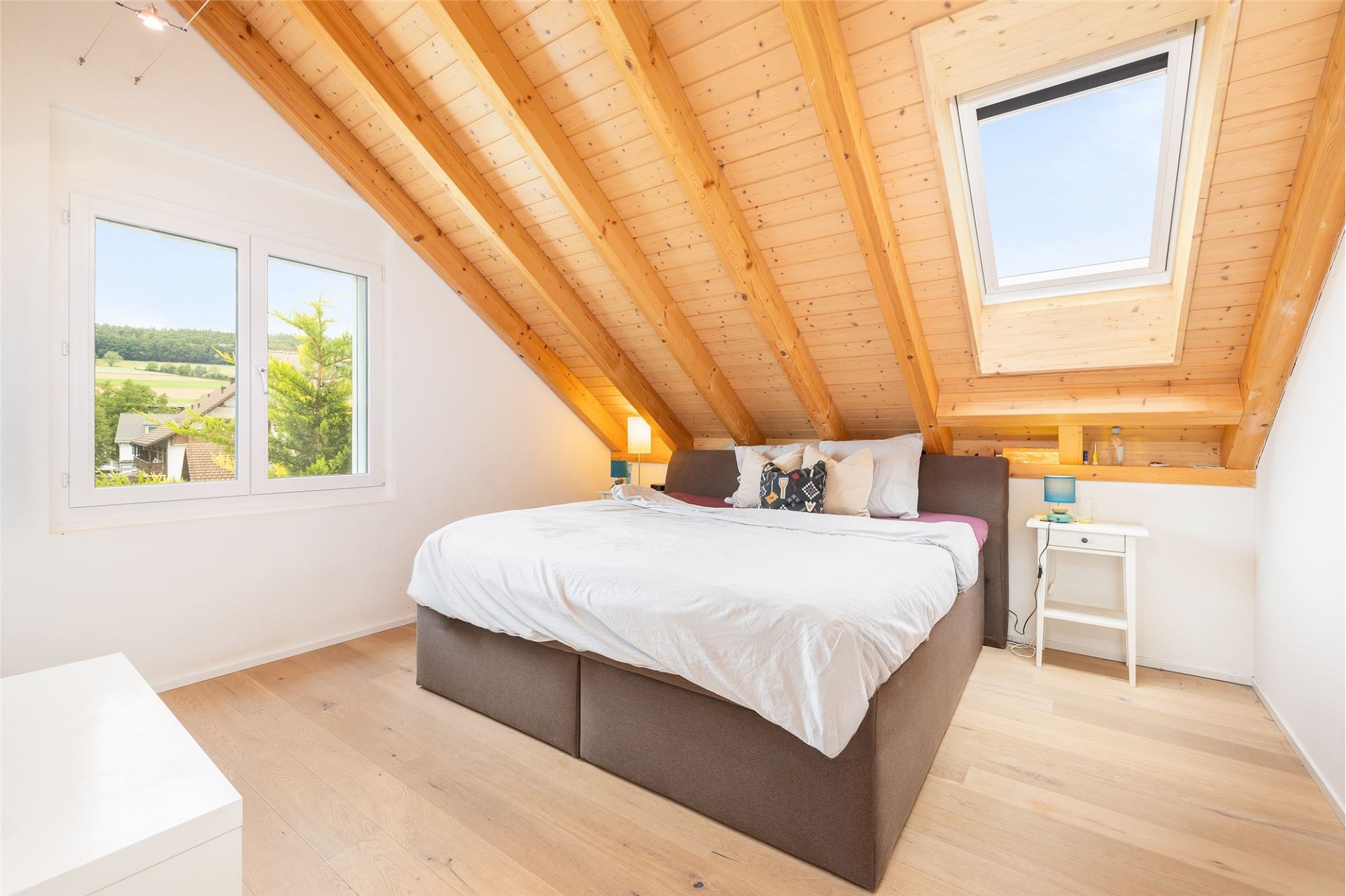 Helles Dachgeschoss-Schlafzimmer mit Holzbalken