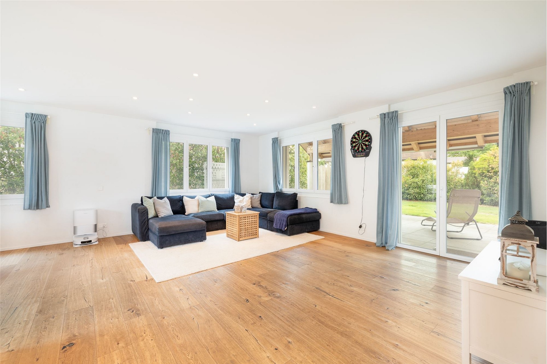 Helles Wohnzimmer mit Gartenblick