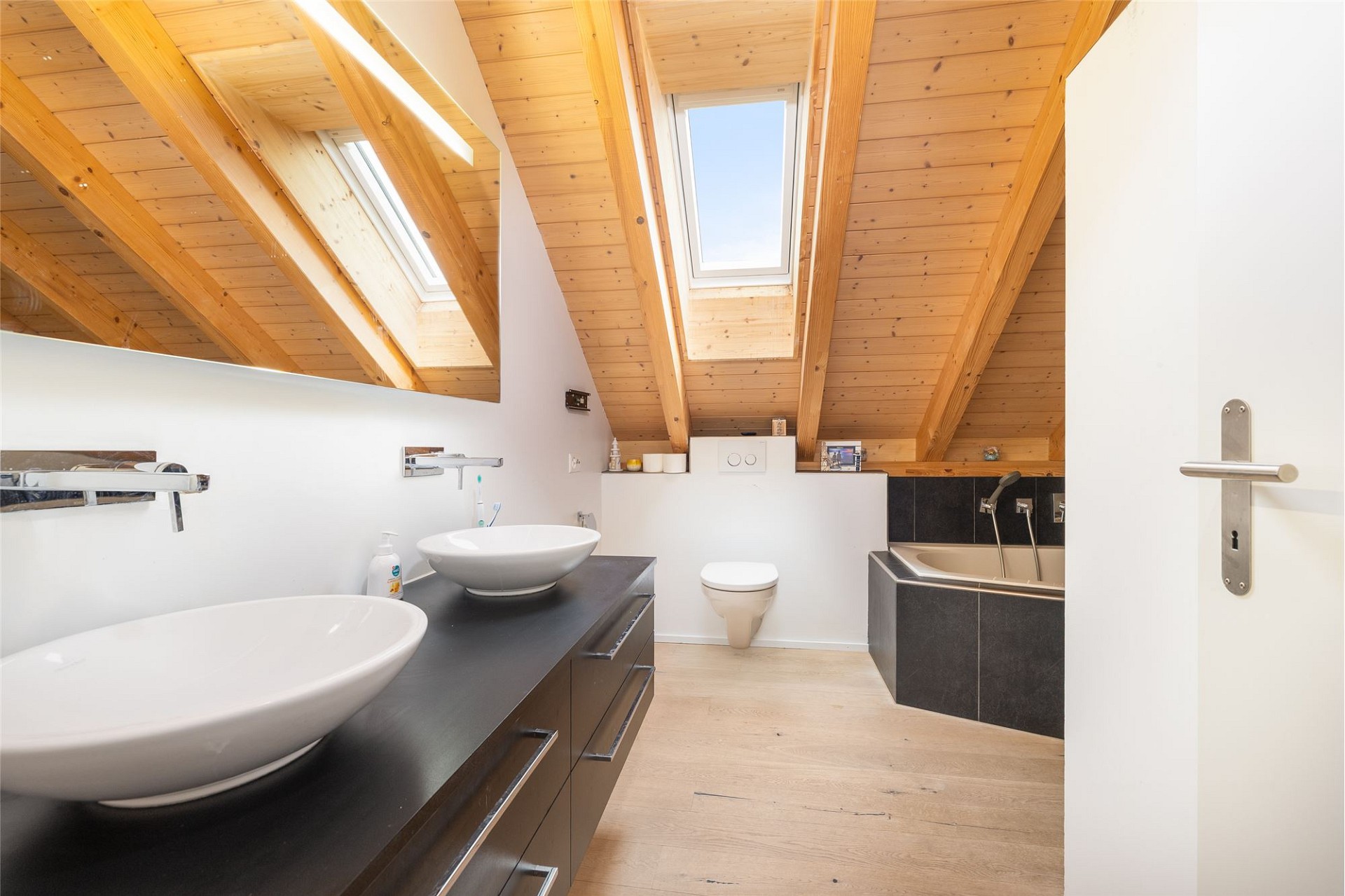 Modernes Dachgeschoss-Badezimmer mit Holzdecke