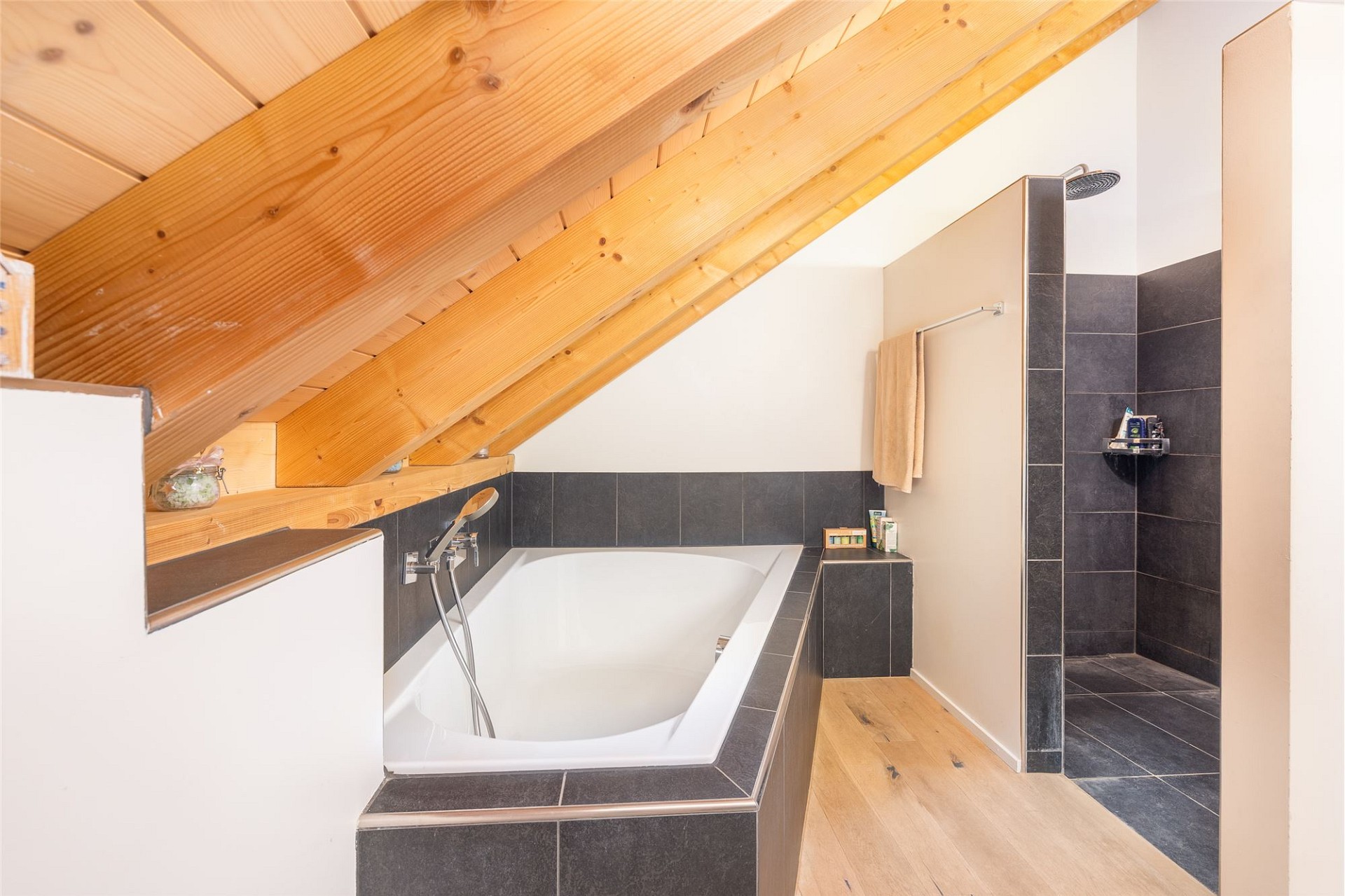 Dachbad mit Wanne und Dusche