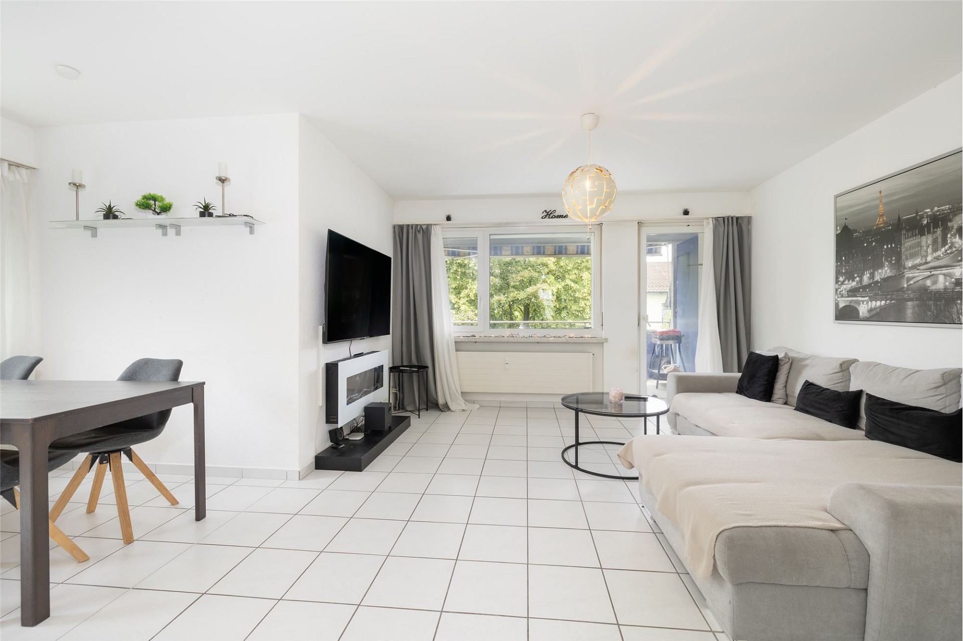 Helles Wohnzimmer mit Essbereich