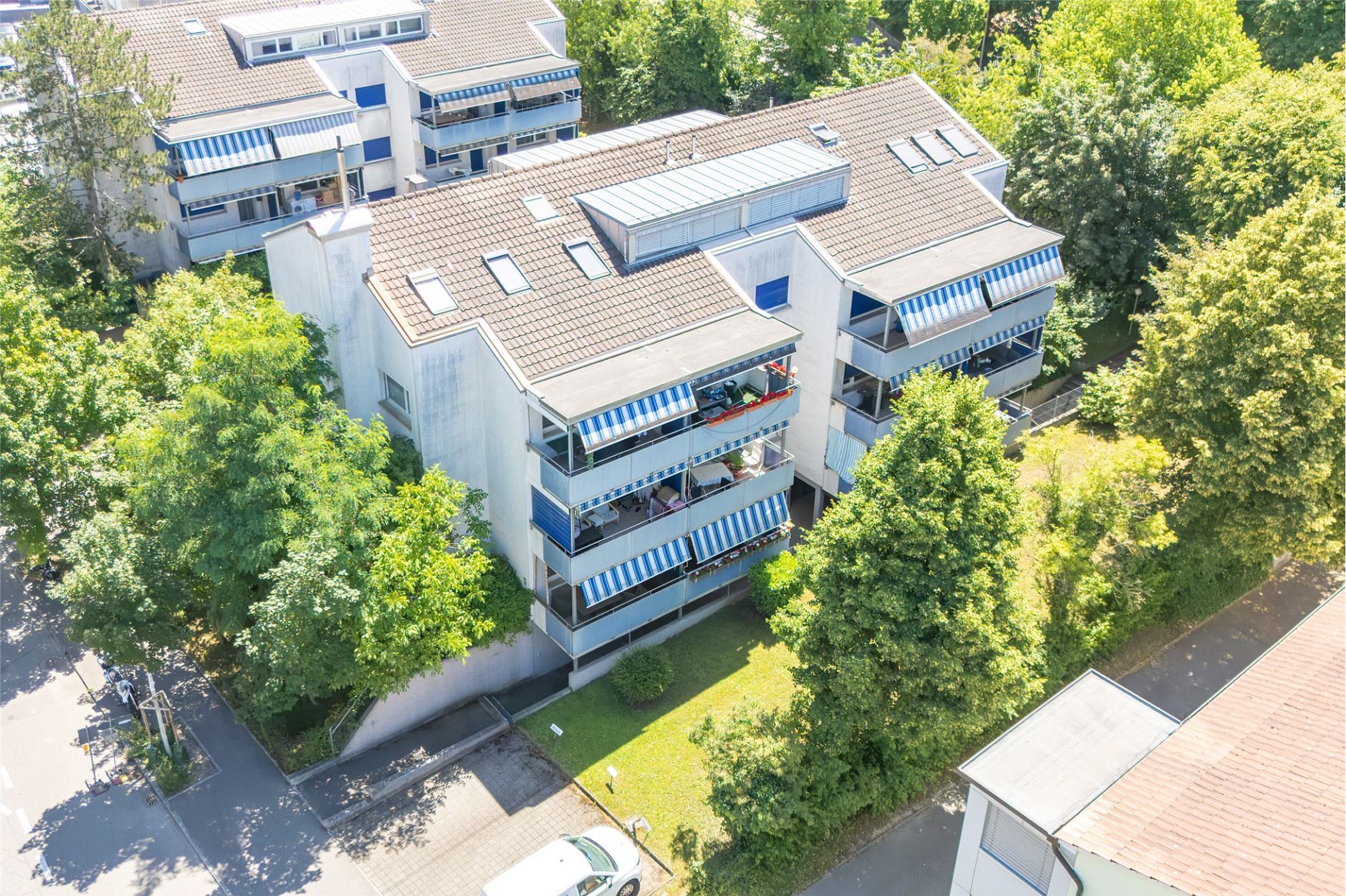 Luftaufnahme eines Mehrfamilienhauses mit Balkonen