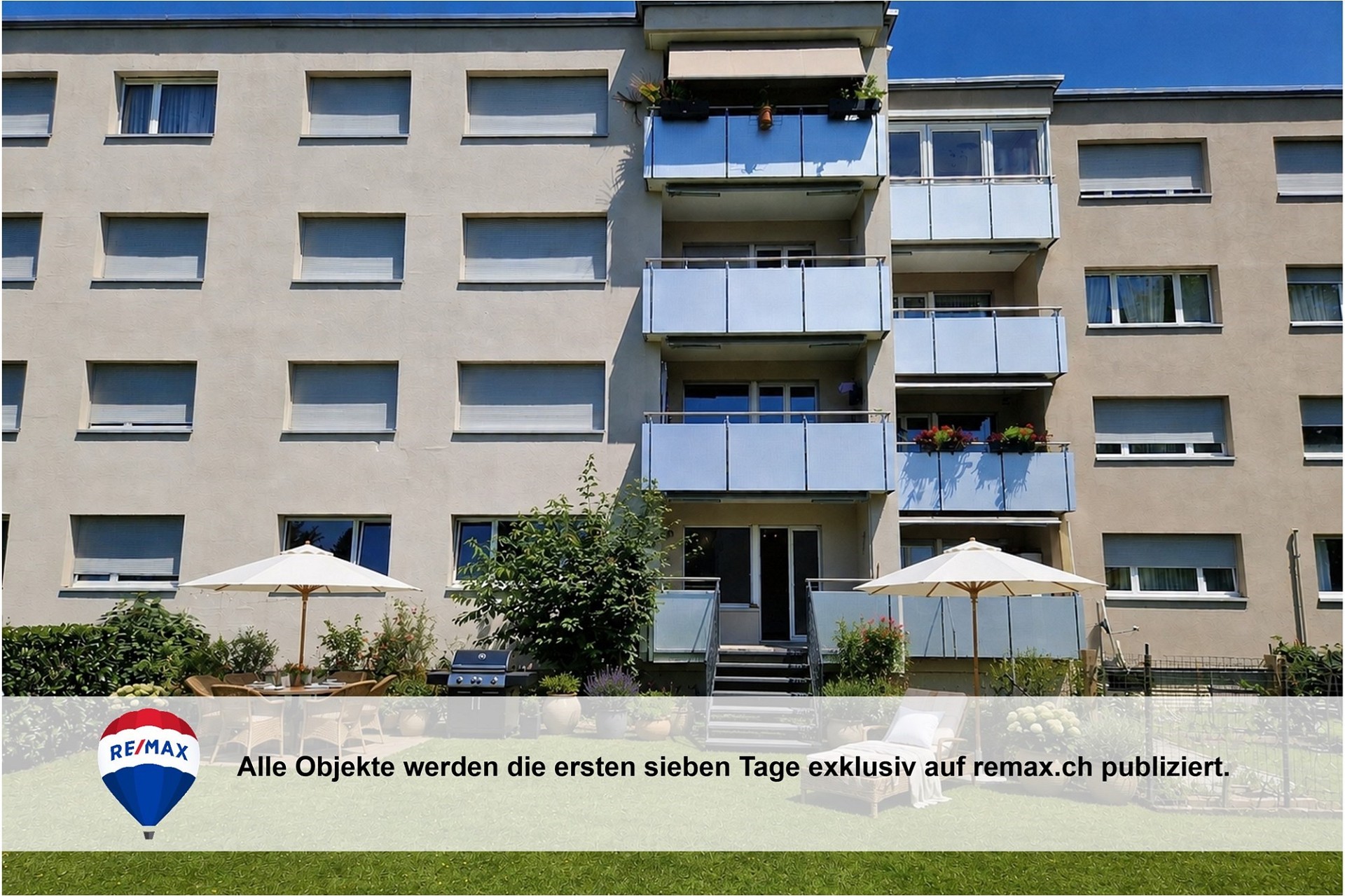 Mehrfamilienhaus mit Balkonen und Garten