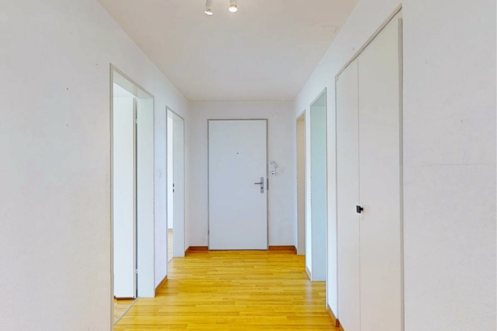 Heller Flur mit Türen und Einbauschrank