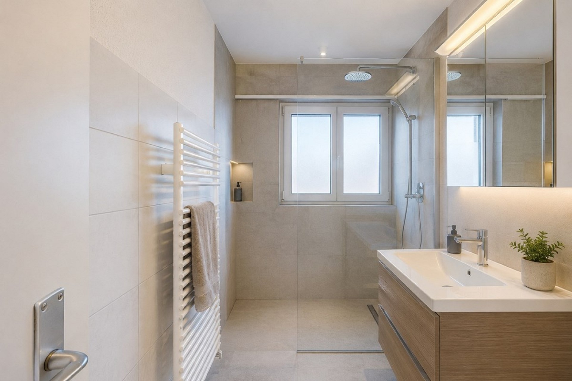 Modernes Badezimmer mit bodengleicher Dusche