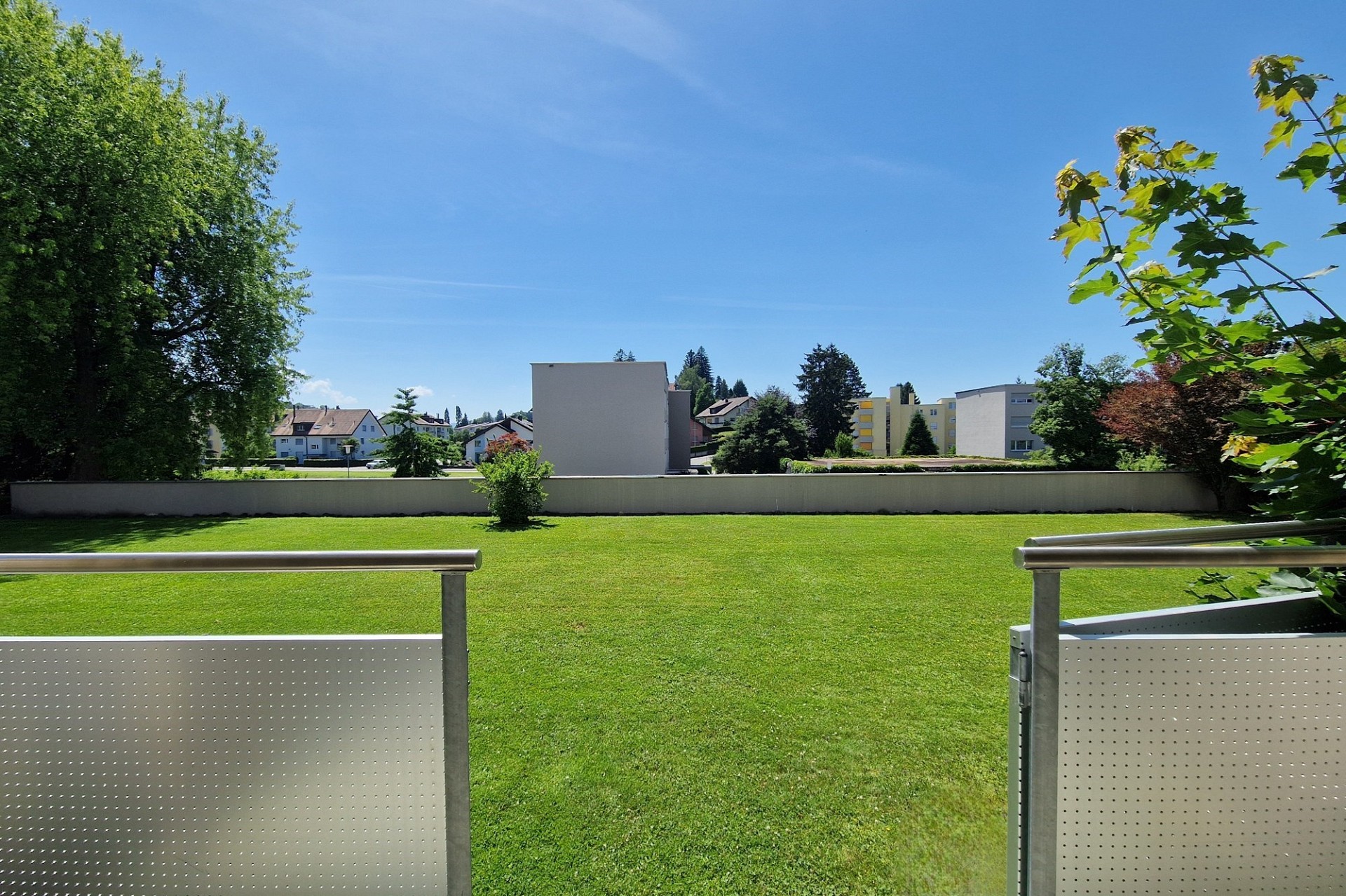 Blick auf den Garten und die Nachbarschaft