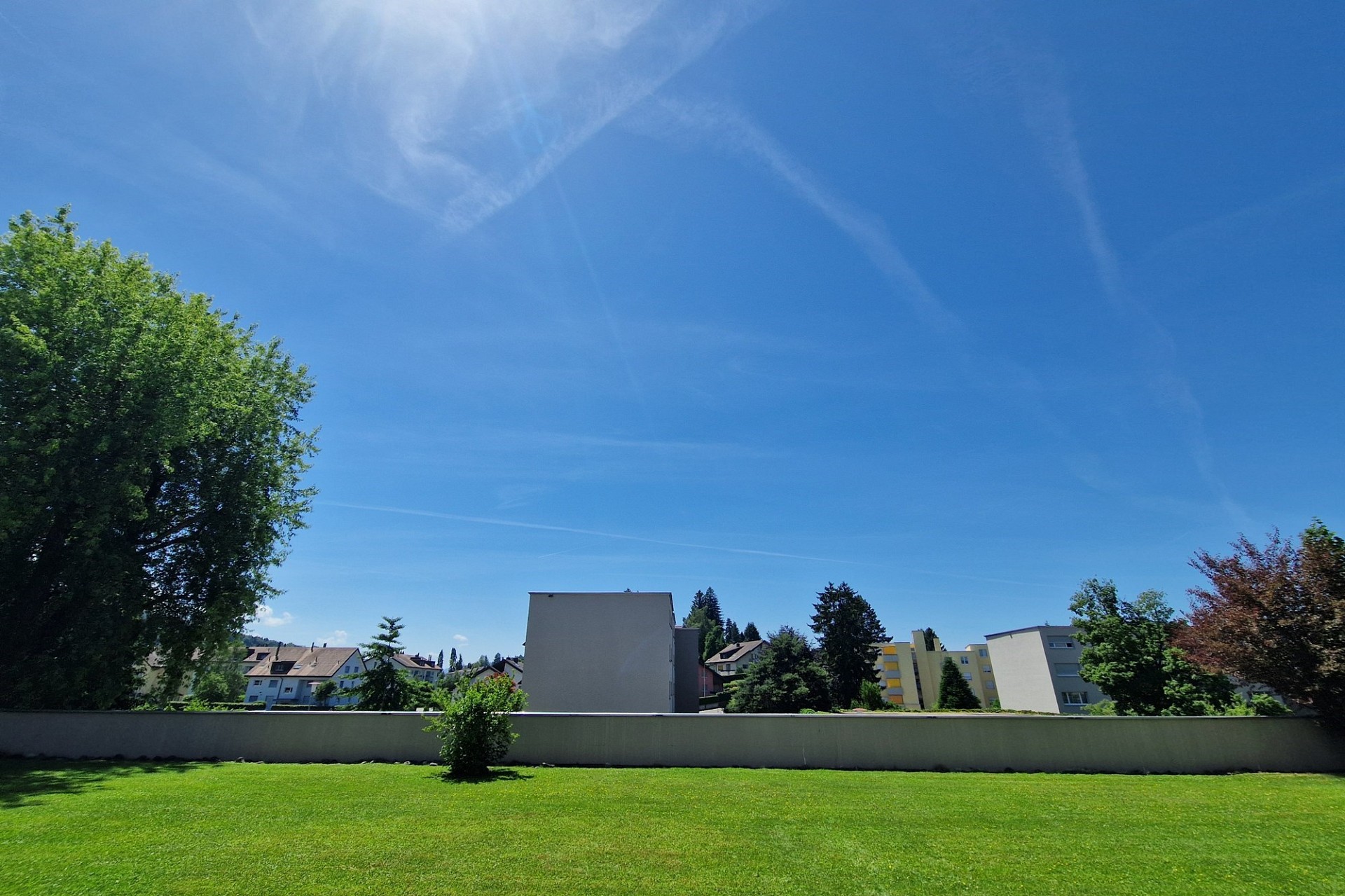 Gepflegter Garten mit weitem Himmel und Wohnumgebung