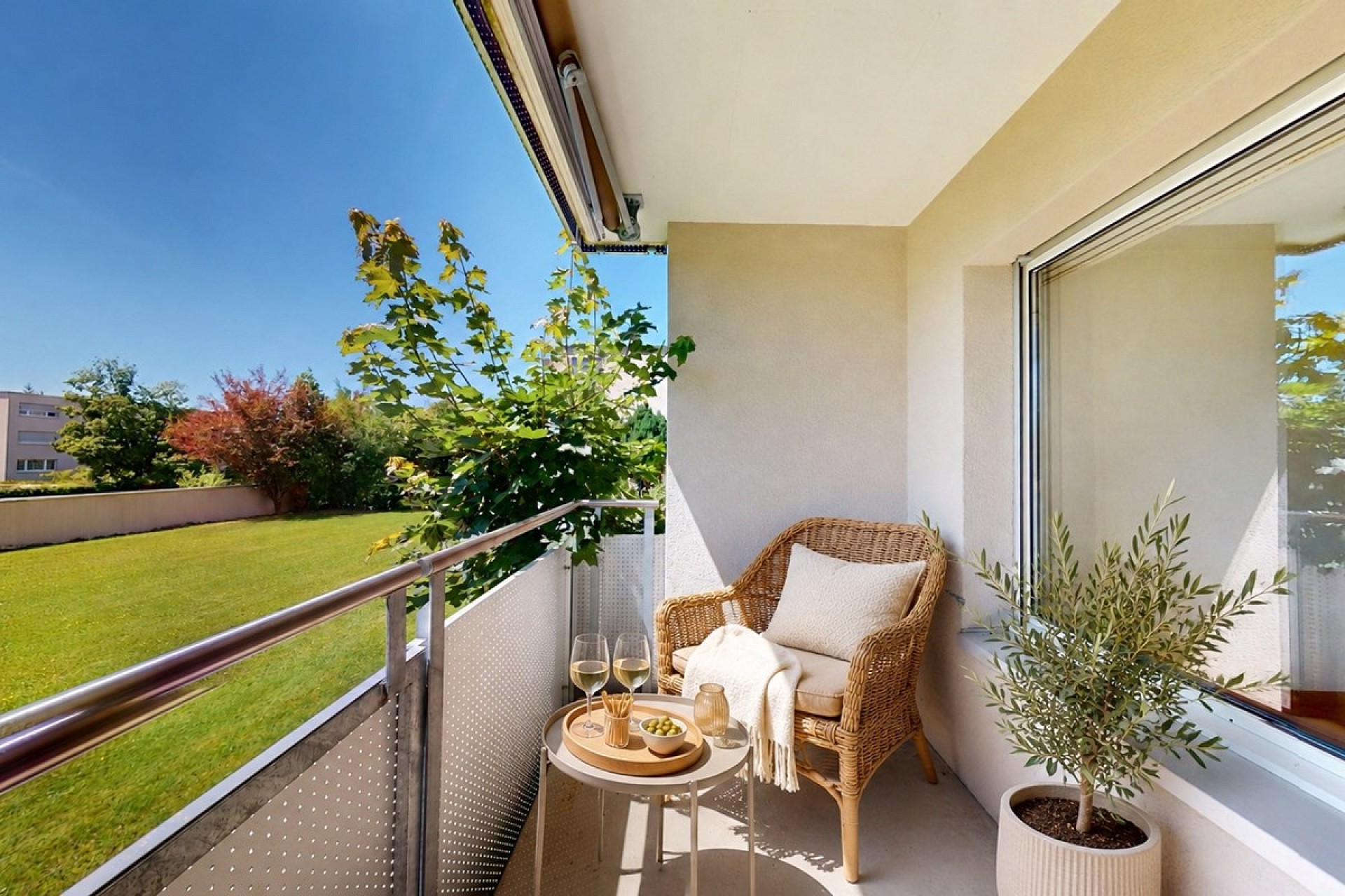 Gemütlicher Balkon mit Sitzgelegenheit