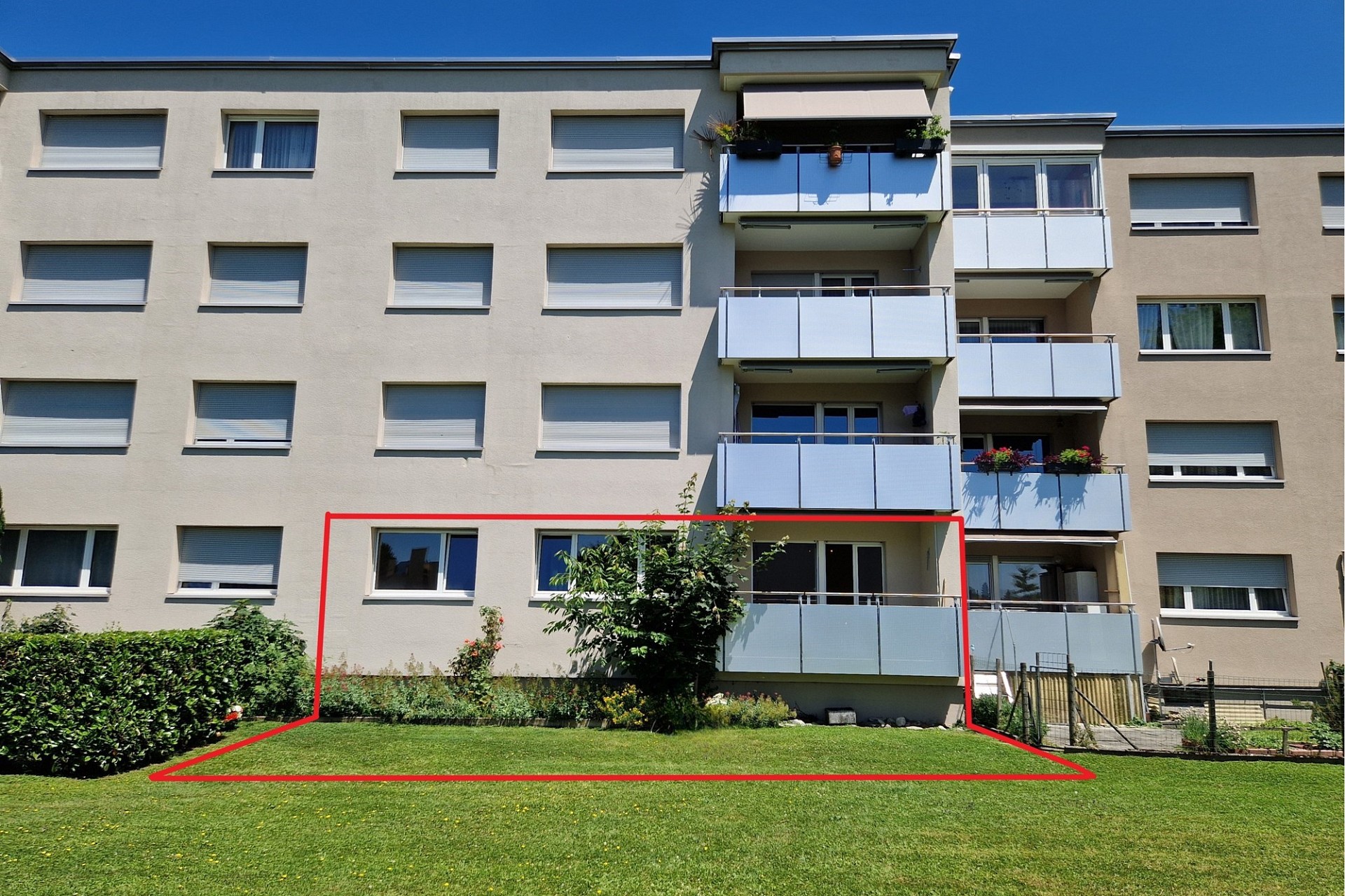 Mehrfamilienhaus mit Balkon und Vorgarten