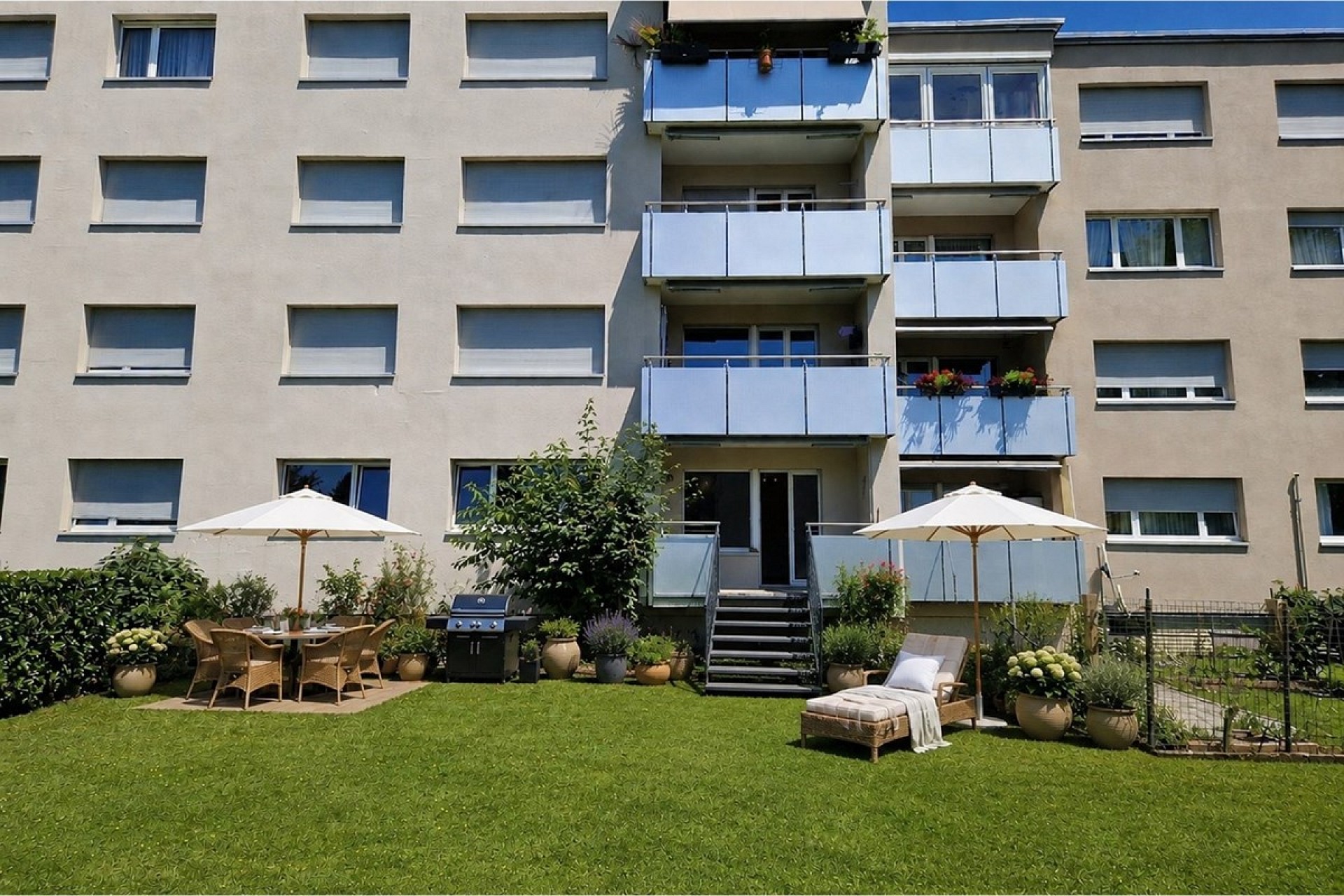 Mehrfamilienhaus mit Garten und Balkonen