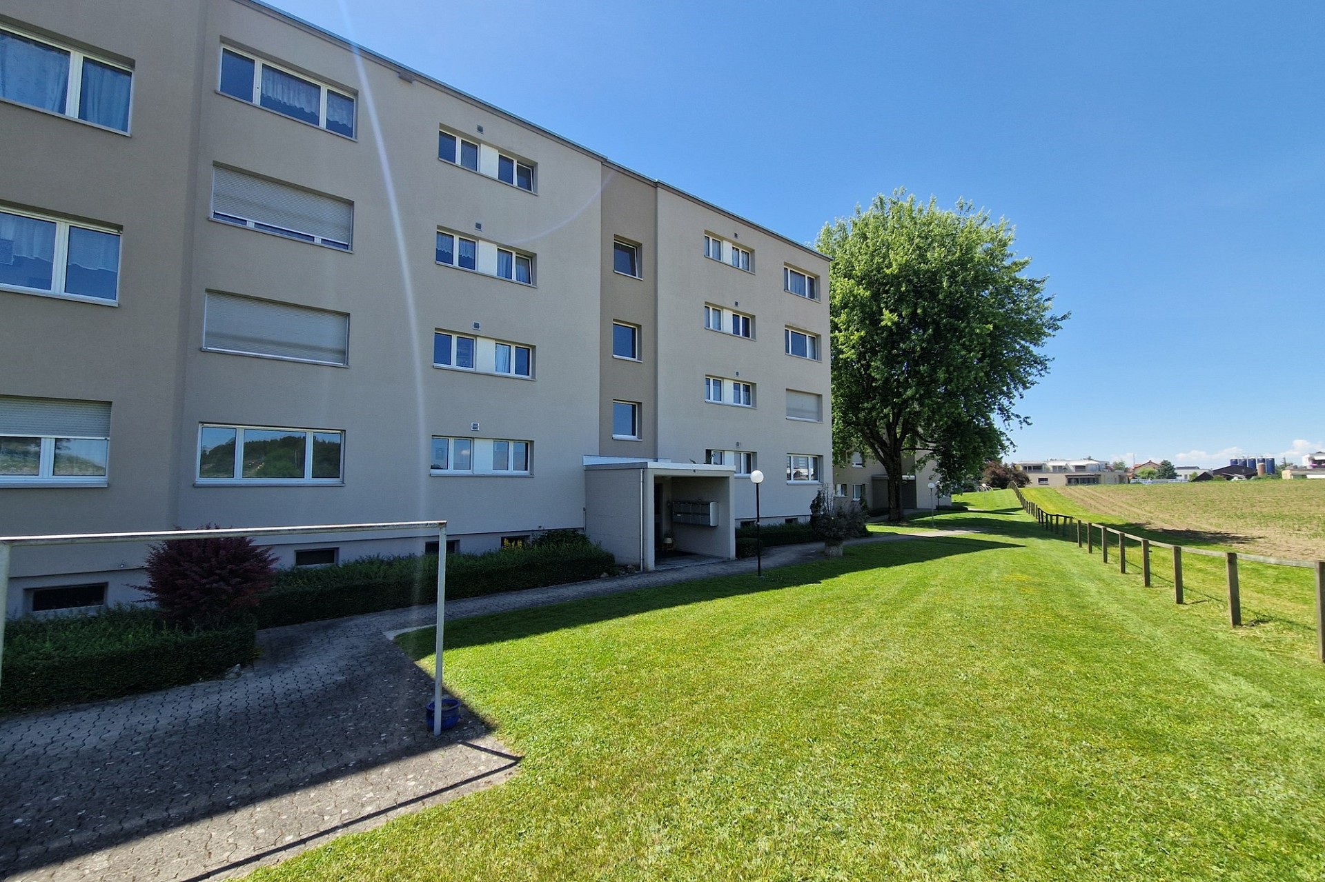 Mehrfamilienhaus mit Grünfläche