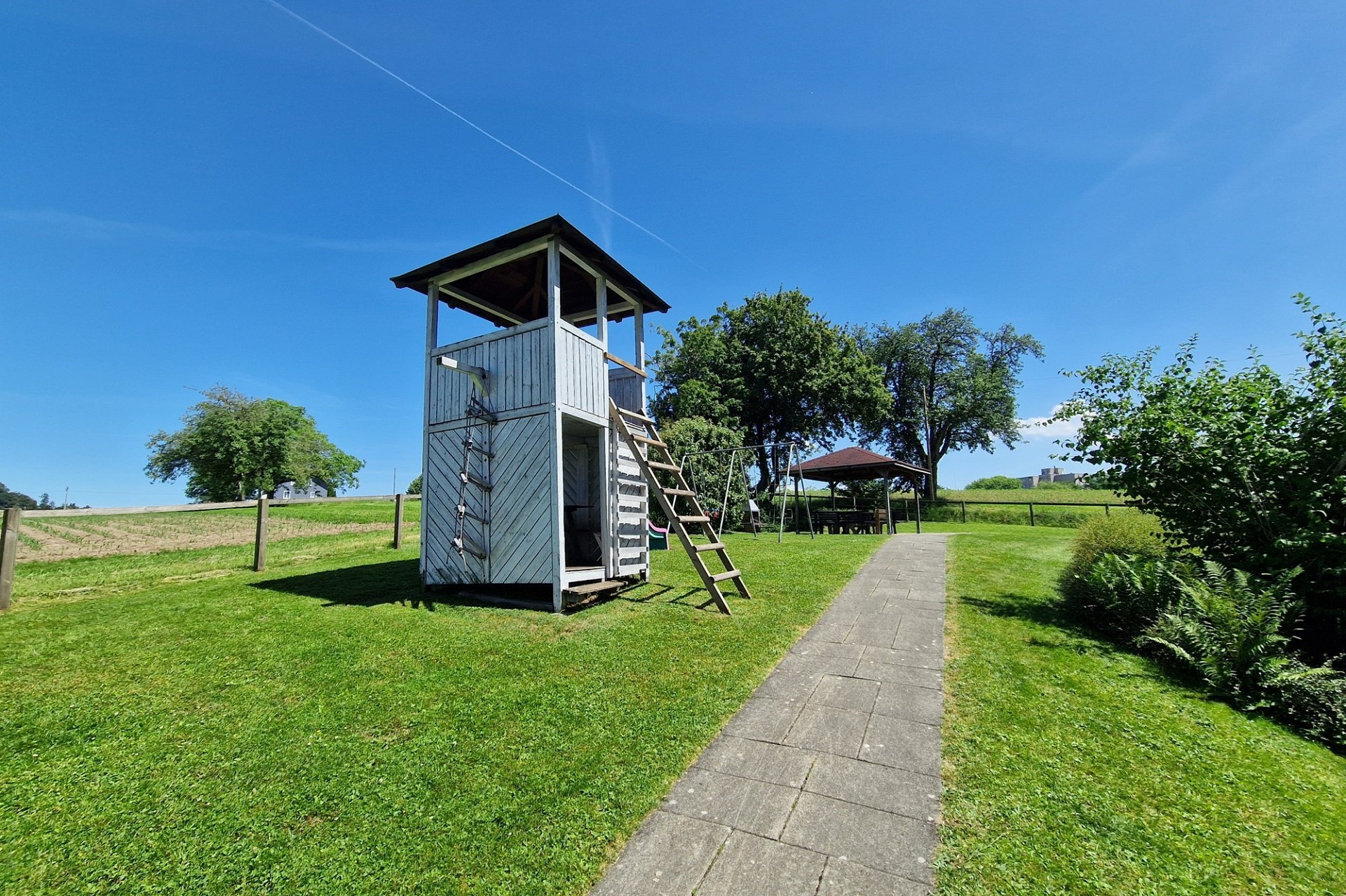 Spielplatz im Grünen mit Holzturm