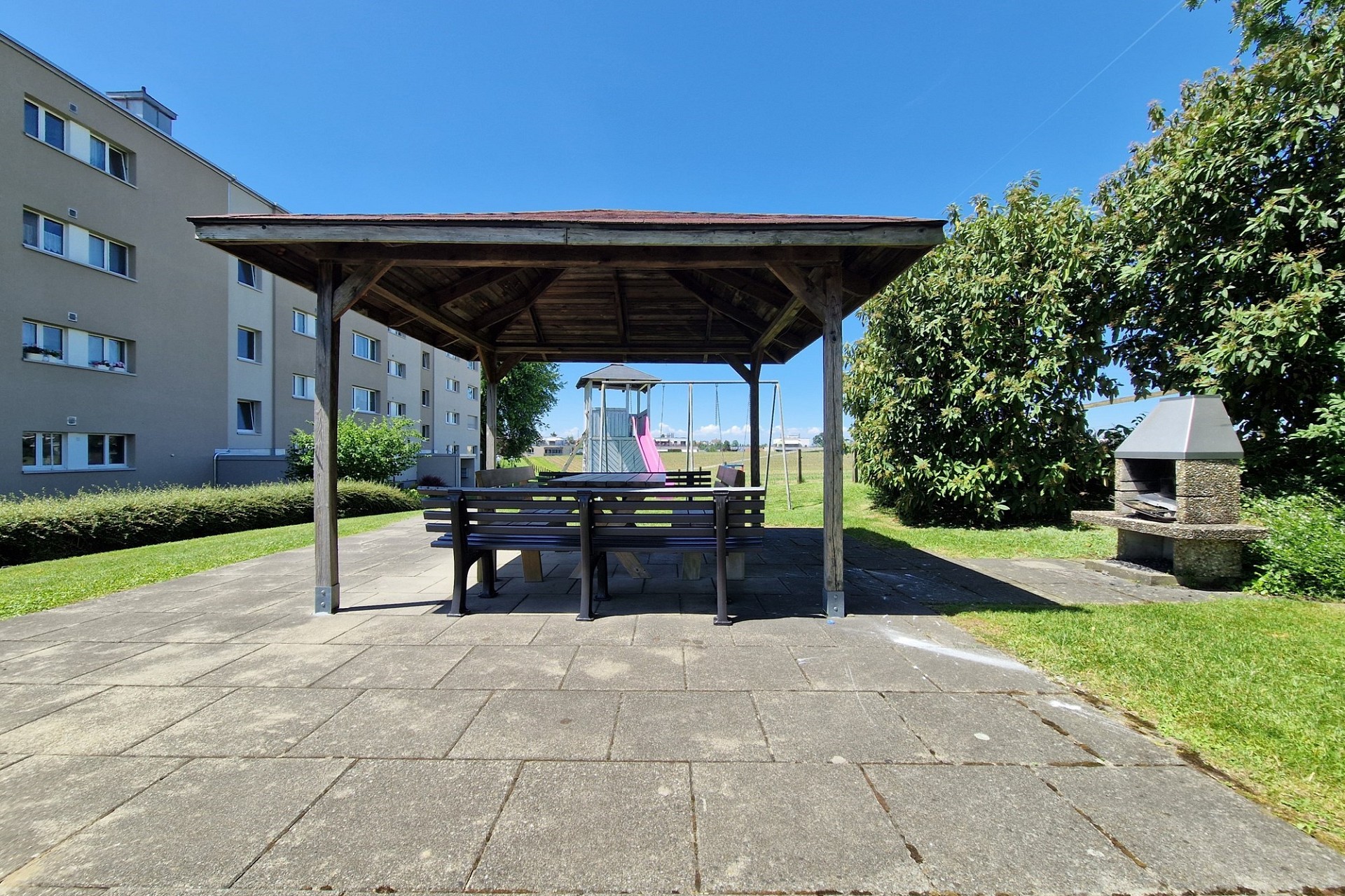 Außenbereich mit Grill- und Spielplatzzone