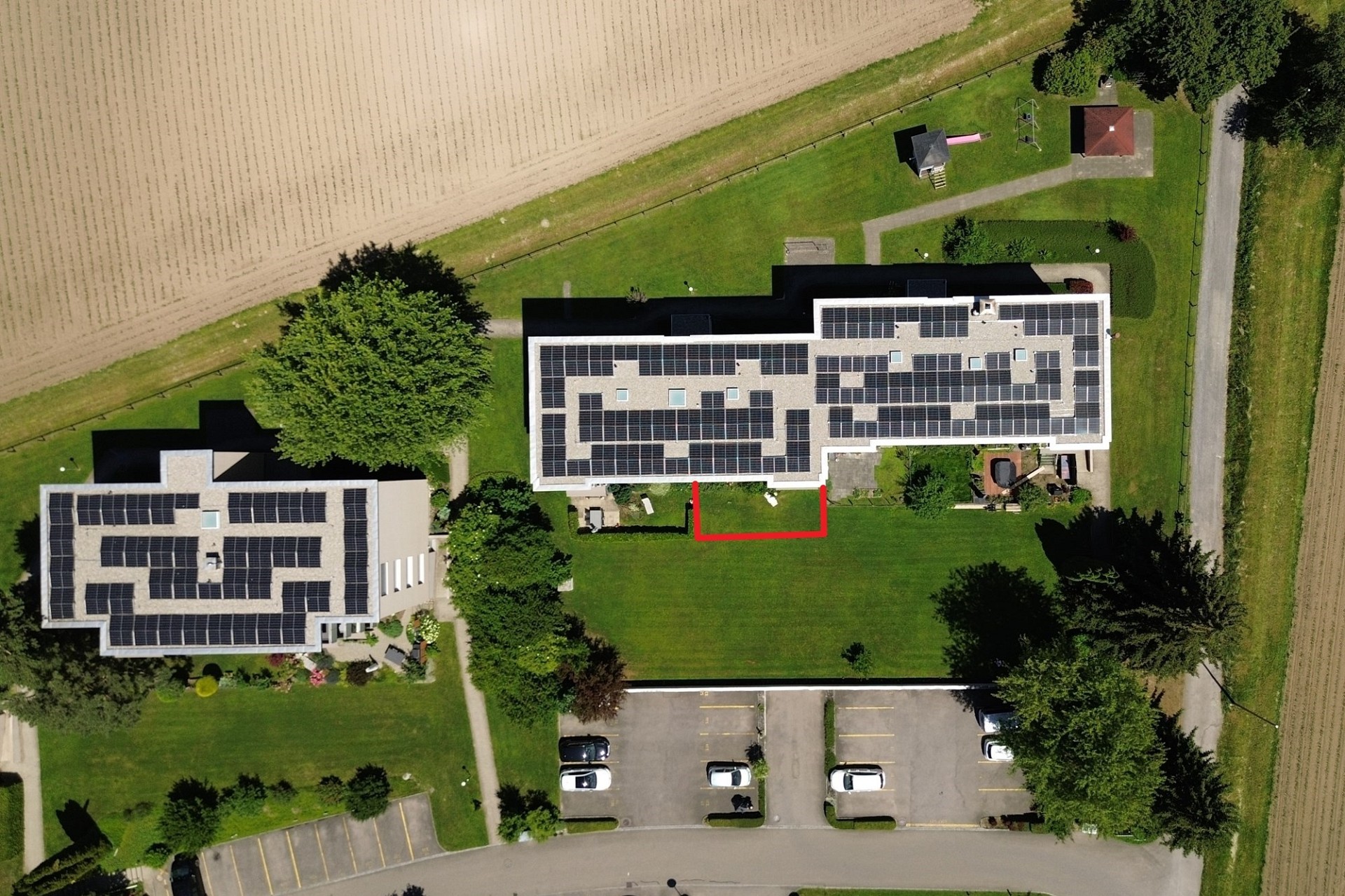 Luftaufnahme eines Wohnobjekts mit Solardächern
