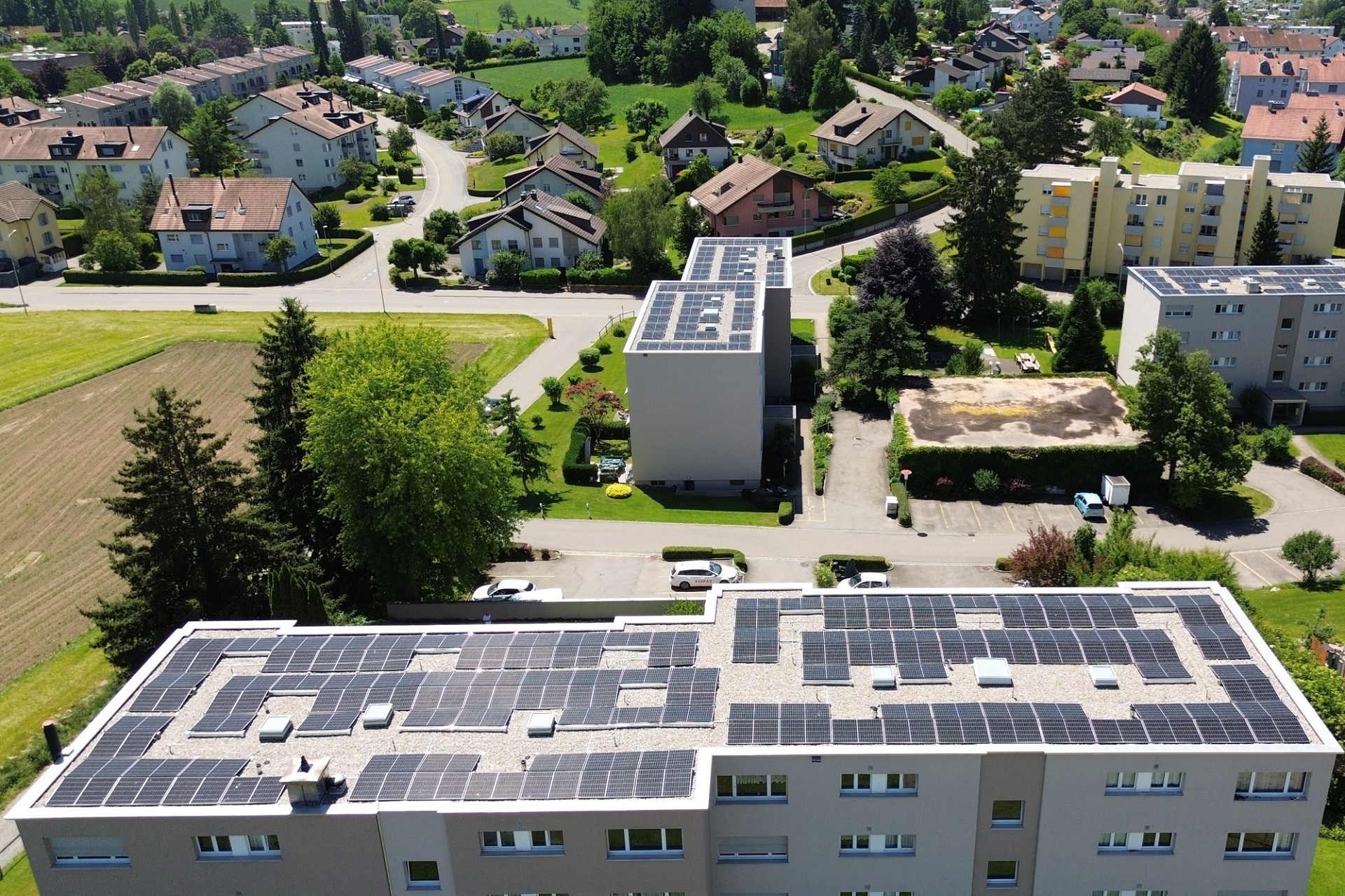Luftaufnahme eines Wohnquartiers mit Solardächern