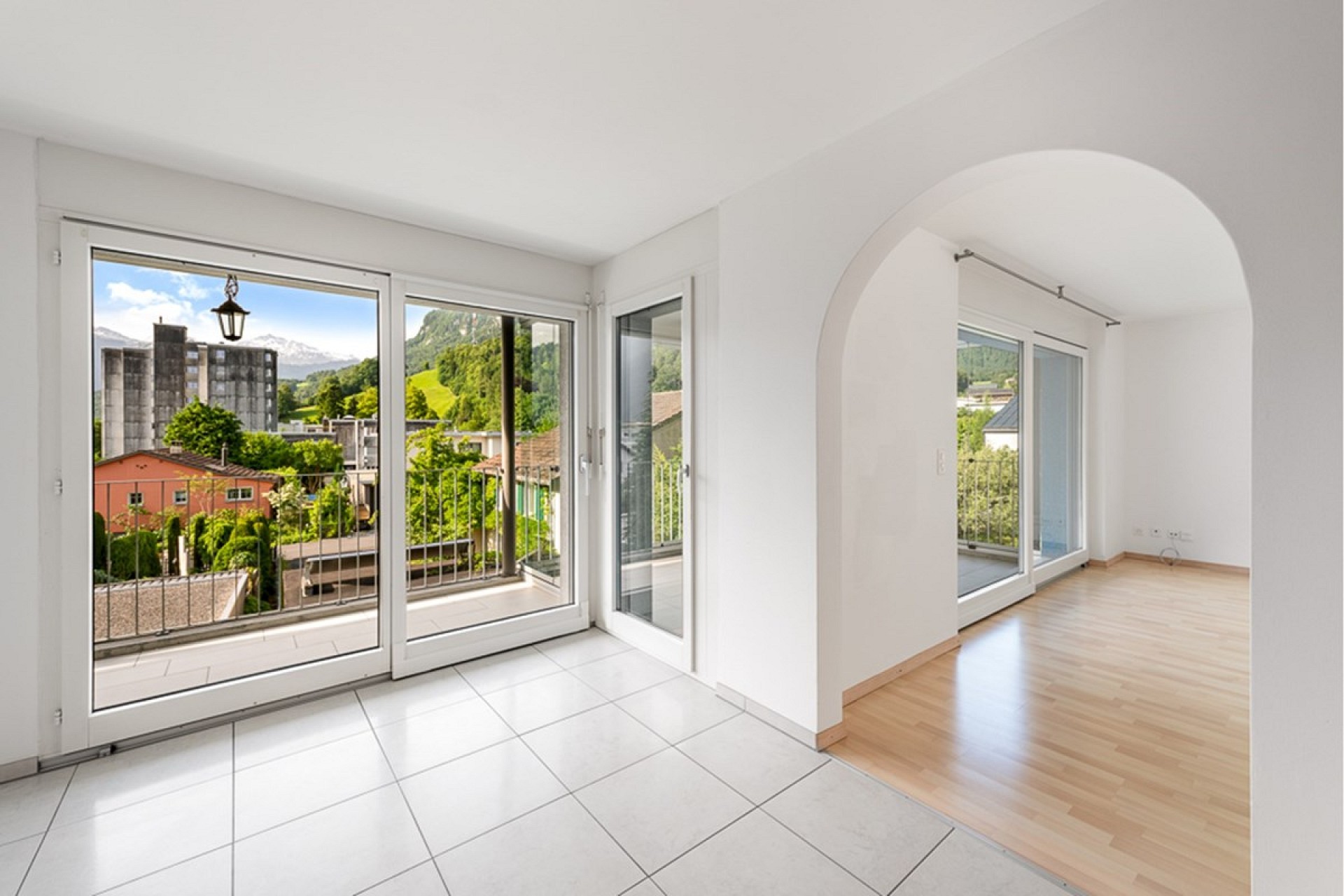 Heller Wohnbereich mit Balkon und Bergblick