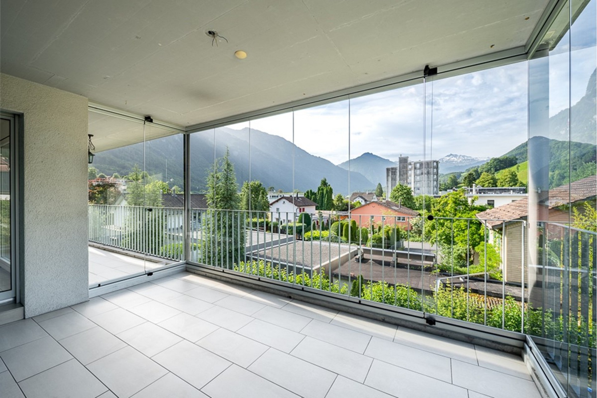 Überdachter Balkon mit Panoramablick