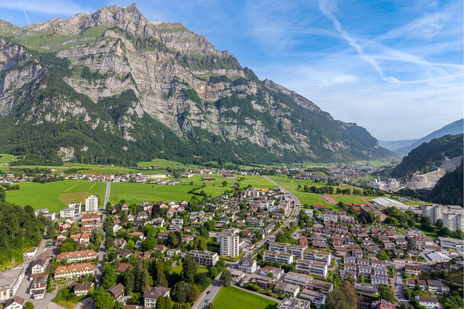 Luftaufnahme einer alpinen Ortschaft im Tal