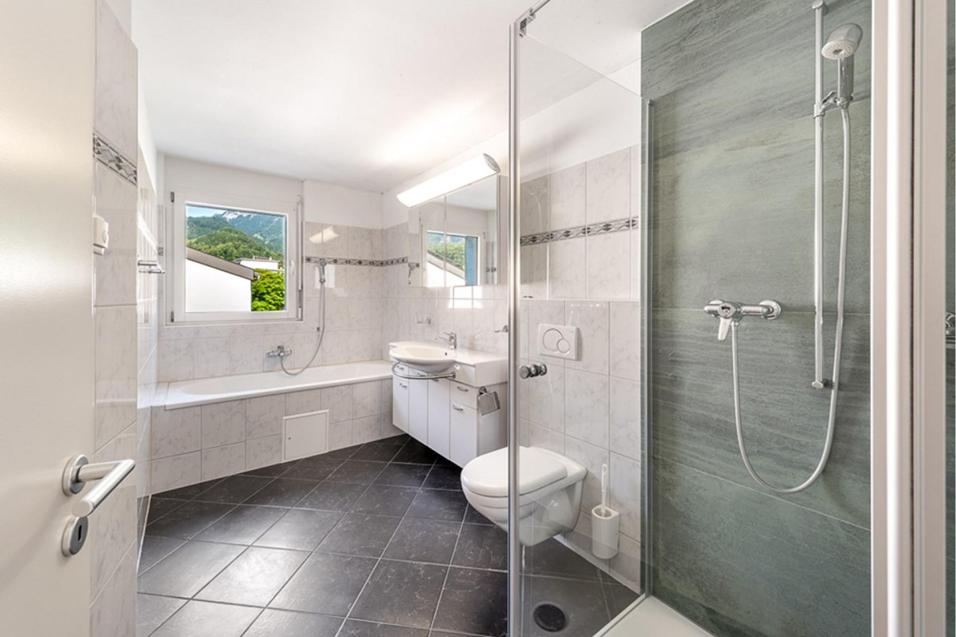 Modernes Badezimmer mit Dusche und Badewanne