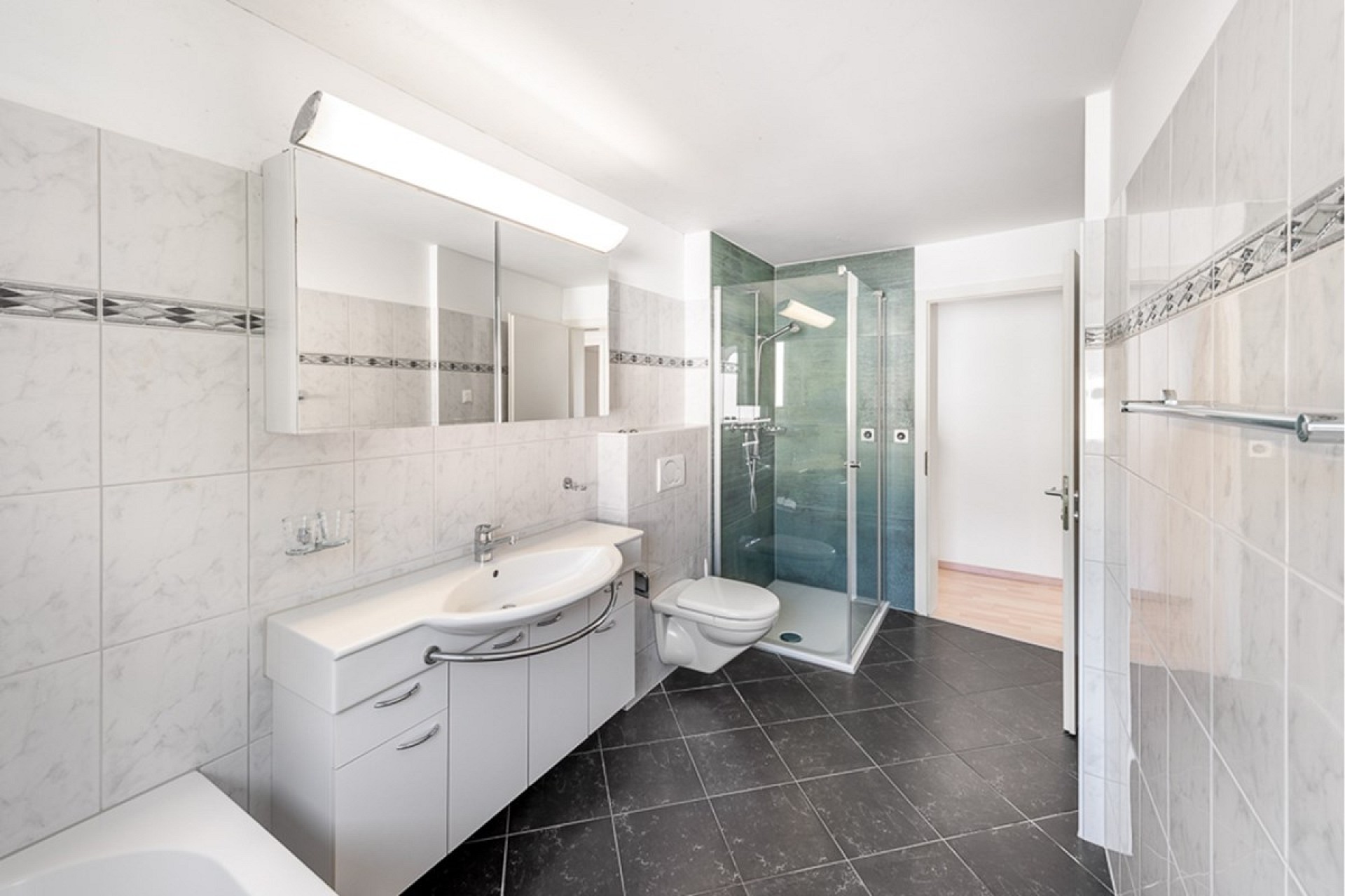 Modernes Badezimmer mit Dusche und Waschtisch