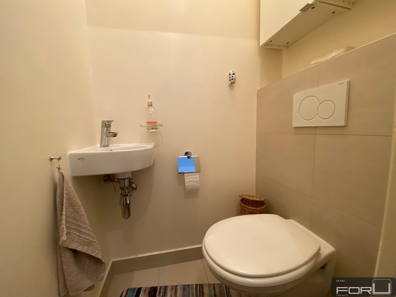 Kleines Gäste-WC mit Wand-WC und Handwaschbecken