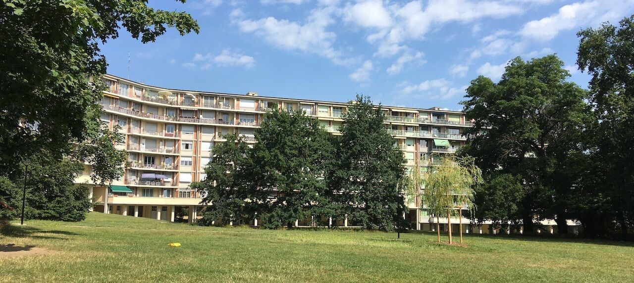 Wohnblock mit Parkanlage