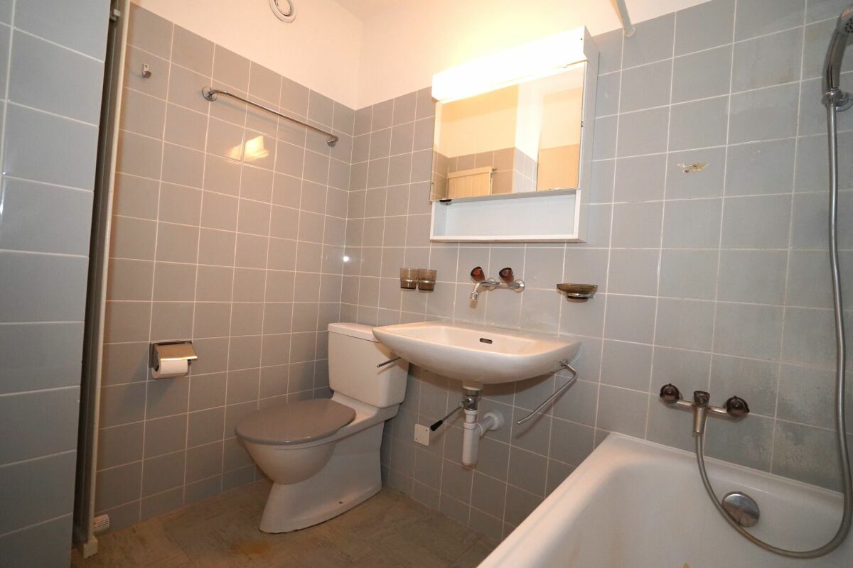 Badezimmer mit WC und Badewanne