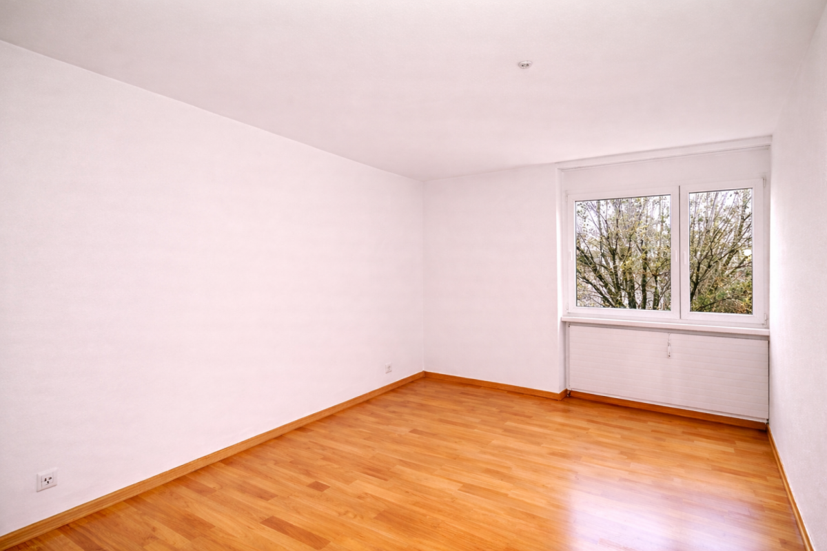 Heller leerer Raum mit Fenster