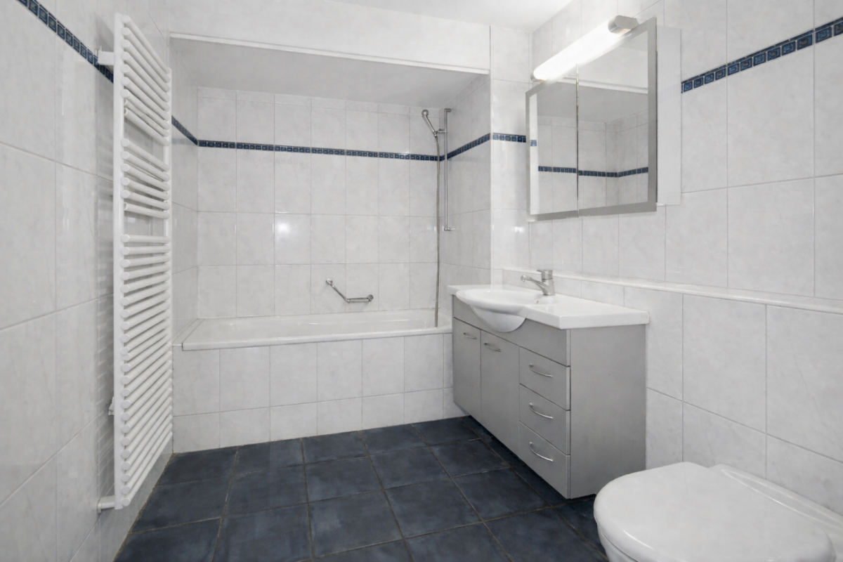 Badezimmer mit Badewanne und Waschtisch