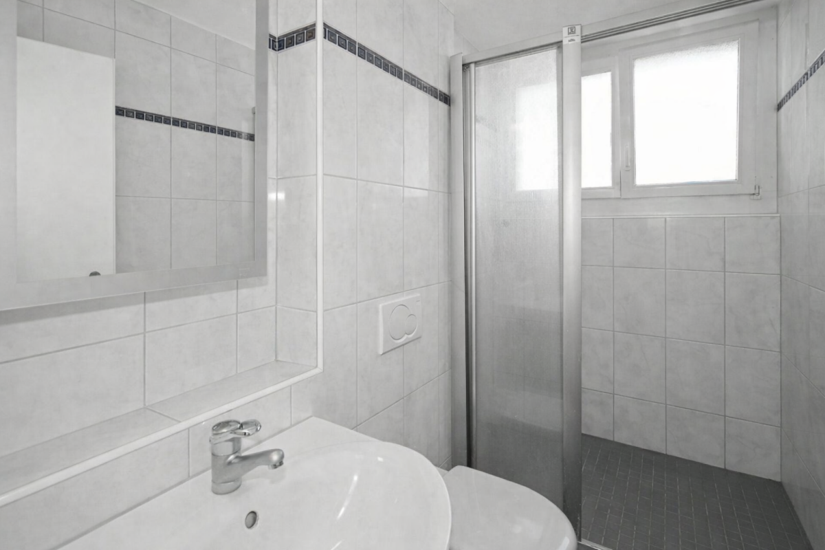 Modernes Badezimmer mit Dusche und Fenster