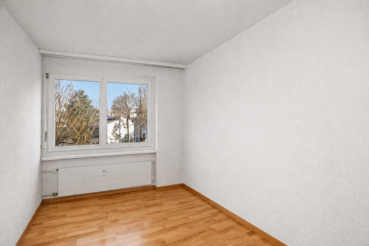 Heller leerer Raum mit Fenster