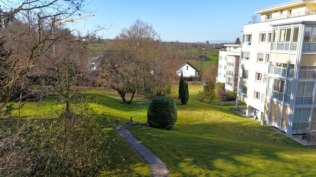 Blick auf Wohnanlage mit Grünfläche